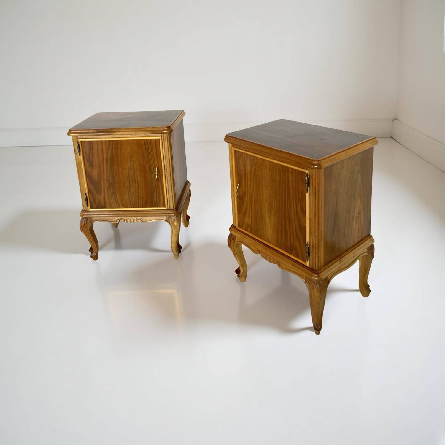 Tables de chevet italiennes en placage de noyer du milieu du siècle, années 1960.