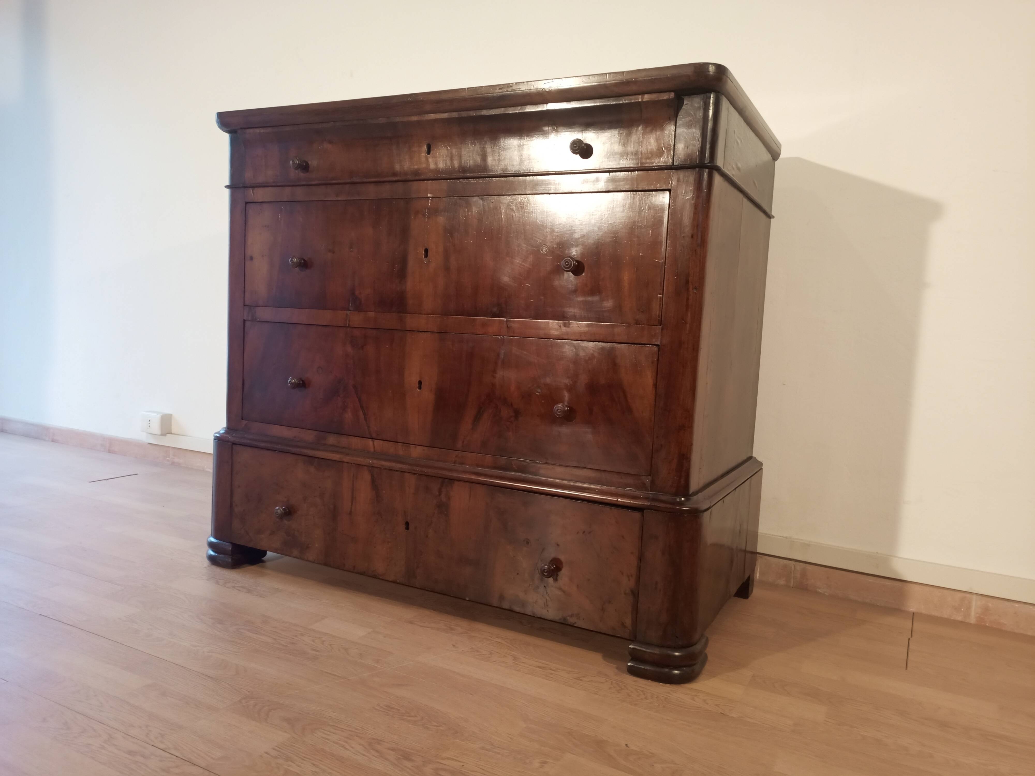 Commode italienne à quatre tiroirs en noyer de la fin du XIXe siècle