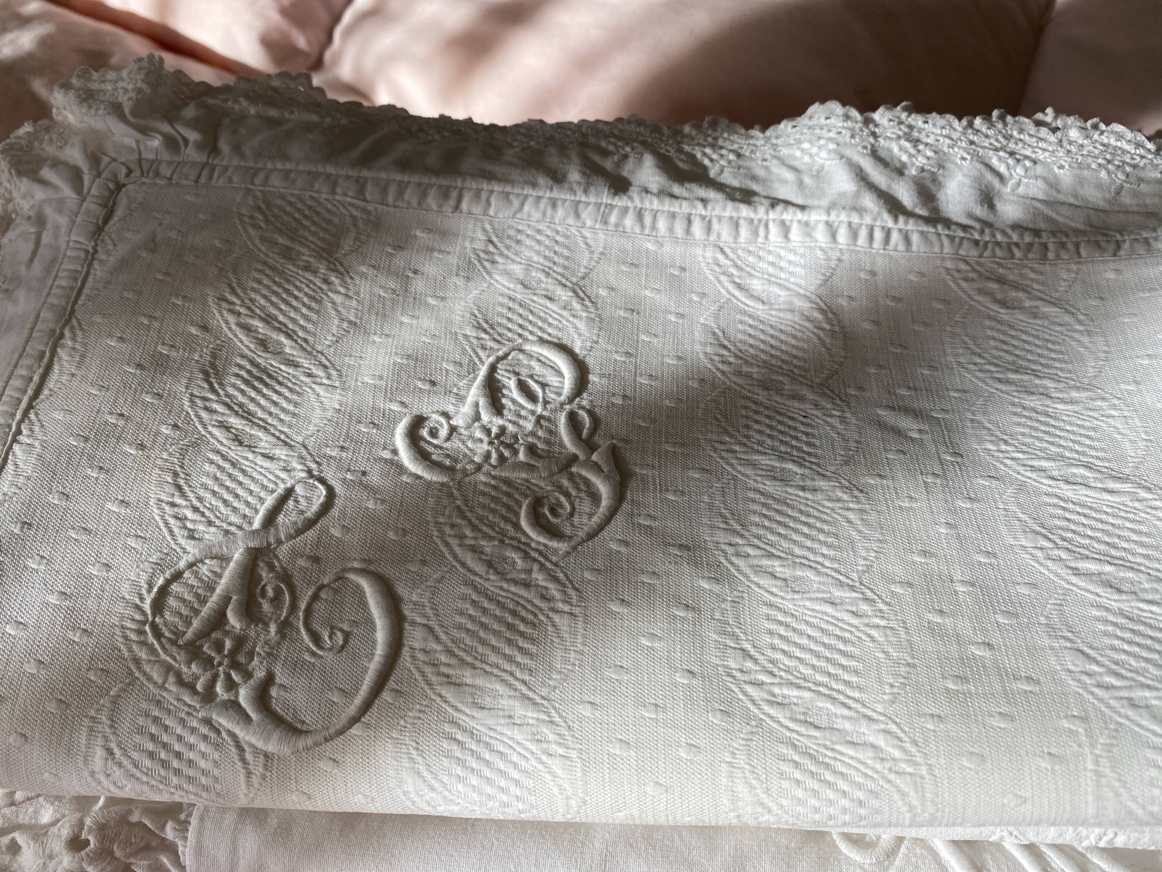 Taie in togram tG monogram
