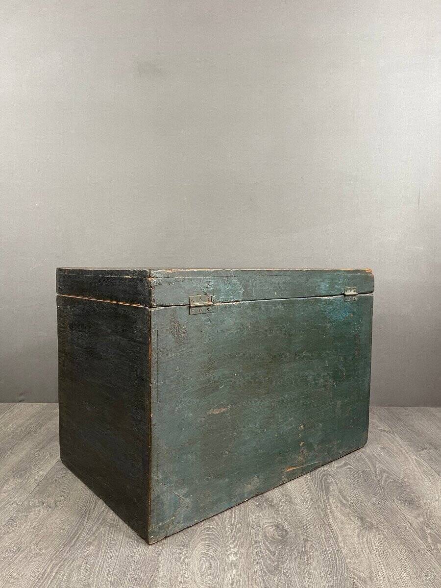 Coffre ancien en bois peint à la main