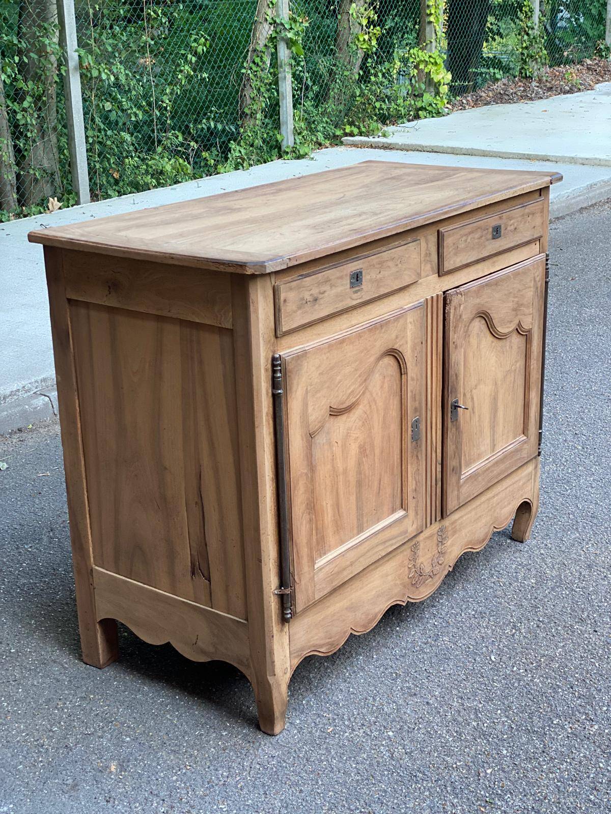 Louis XV buffet renovated in solid oak from the 18th century.