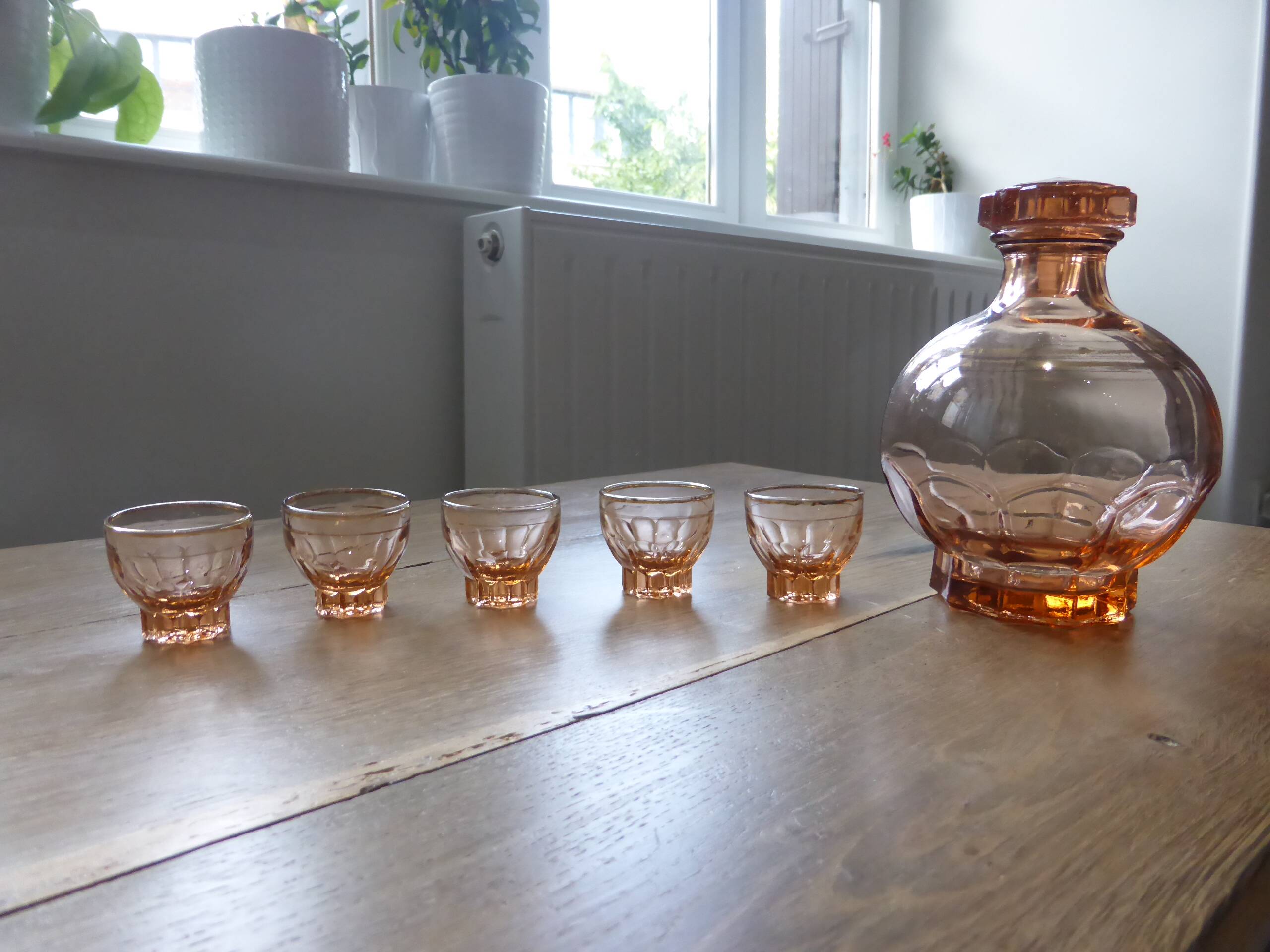Carafe and 5 pink glass liqueur glasses with a gold rim 2008123