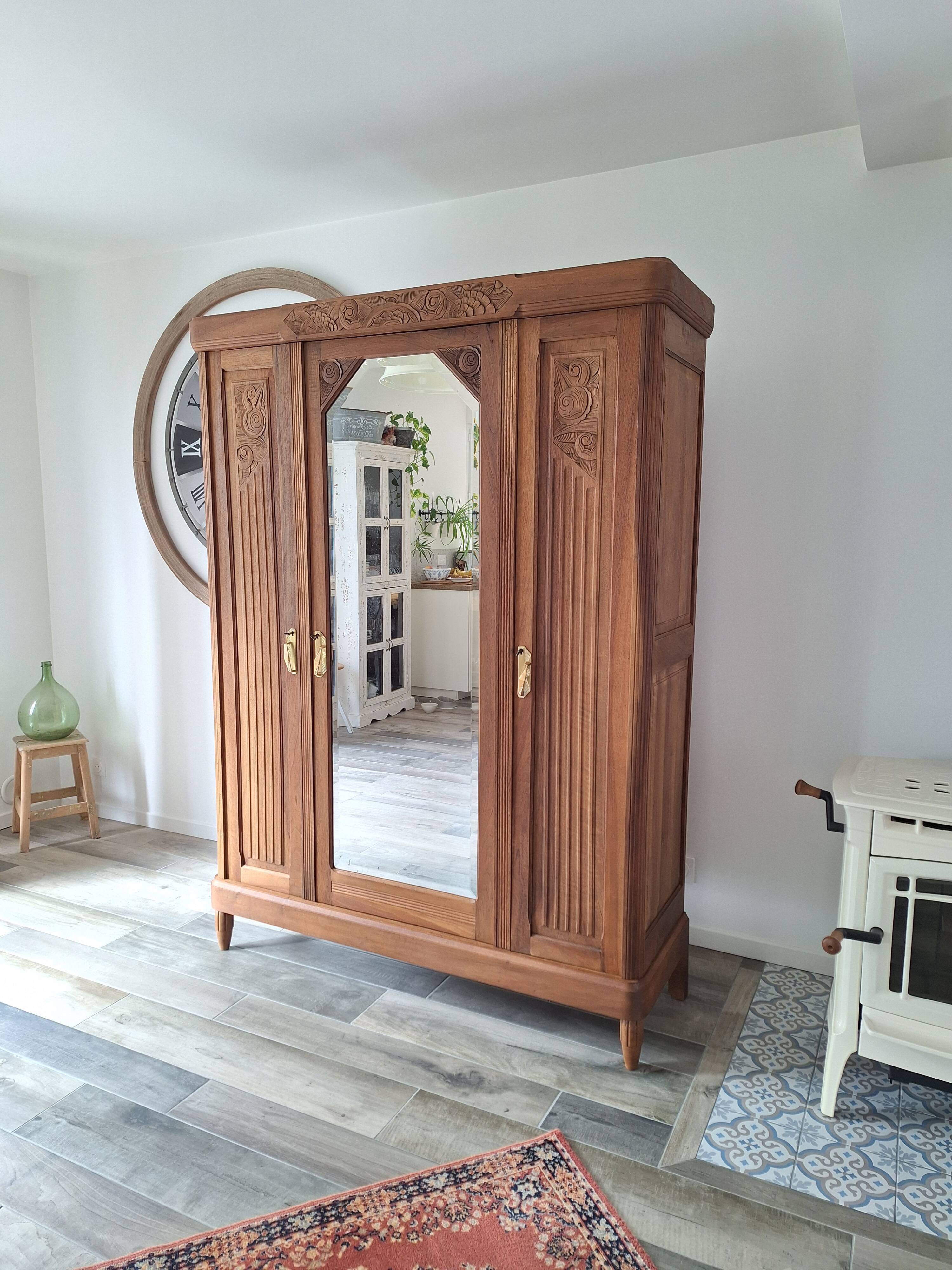 Armoire Art déco en noyer massif sculpté, 1930