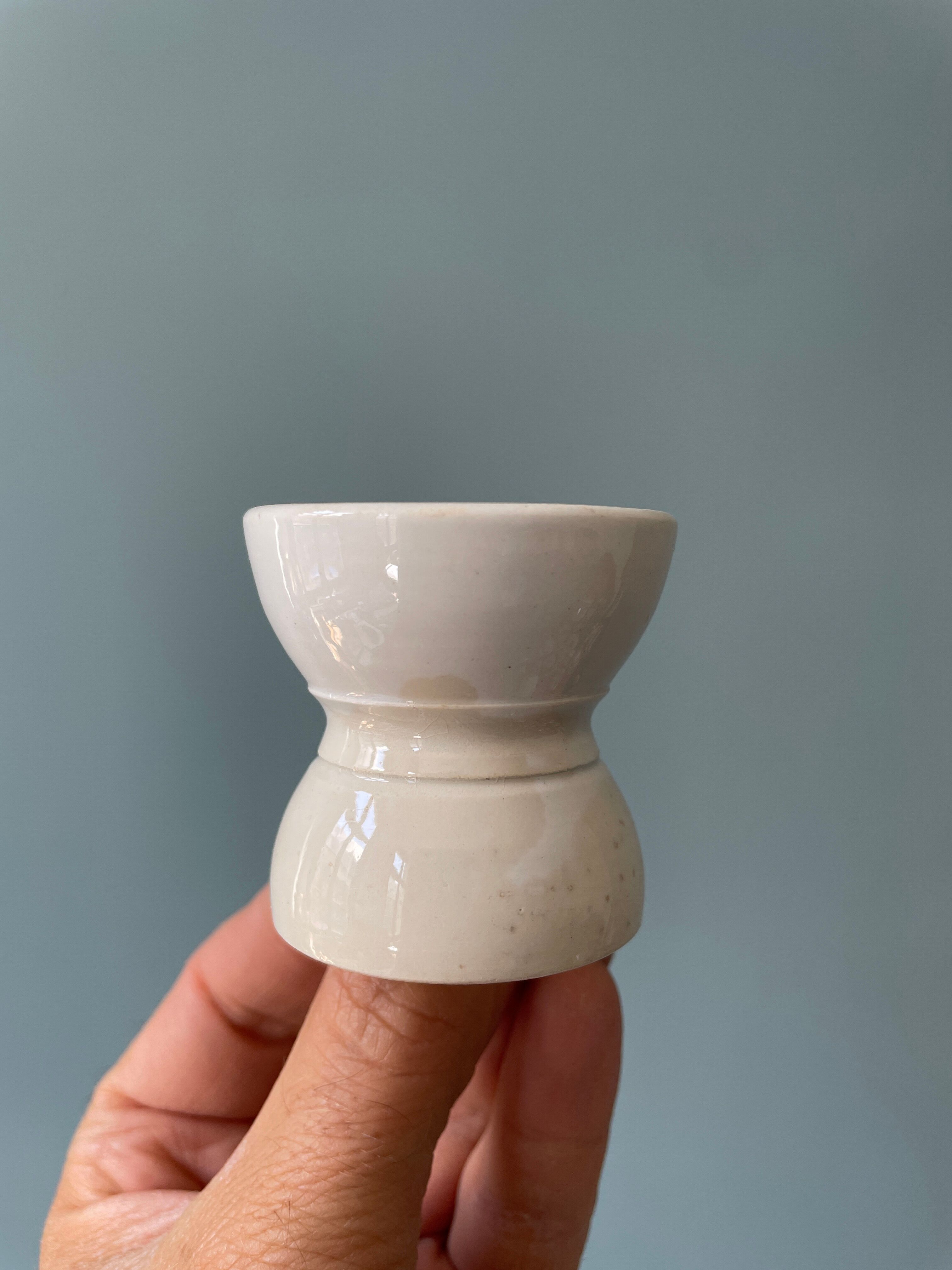 Lot de 16 coquetiers diabolo en porcelaine blanche