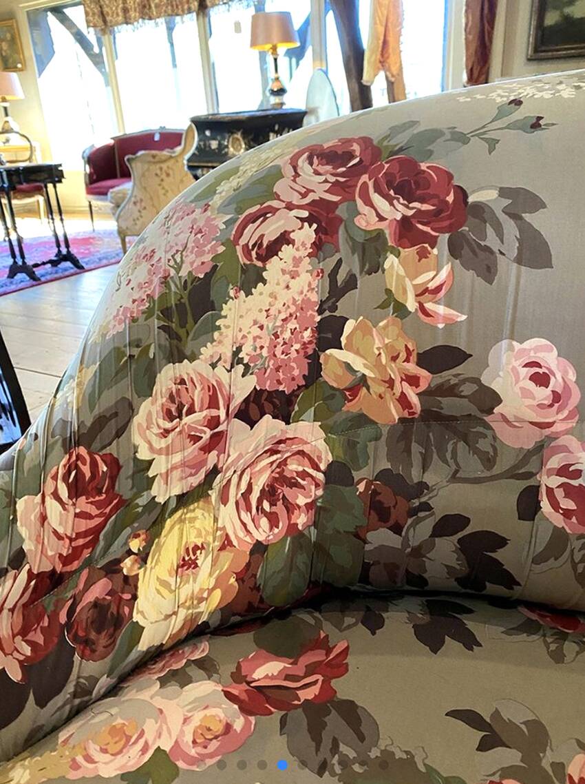 Canapé Napoléon III garni d’un tissu à motif de fleurs