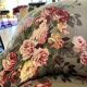 Canapé Napoléon III garni d’un tissu à motif de fleurs
