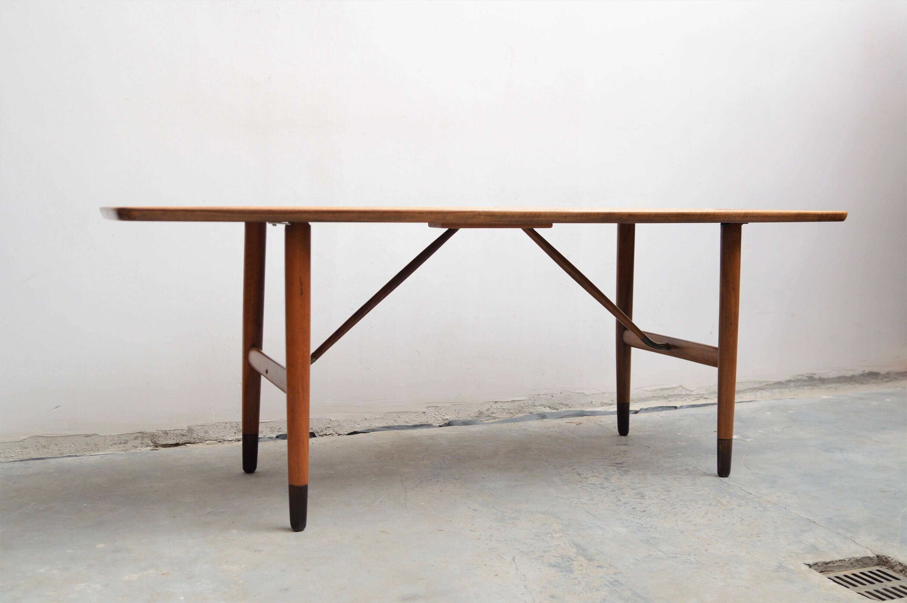 Table basse Anton Kildeberg (attr.), noyer et laiton, Danemark années 5060