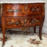 Commode galbée en marqueterie