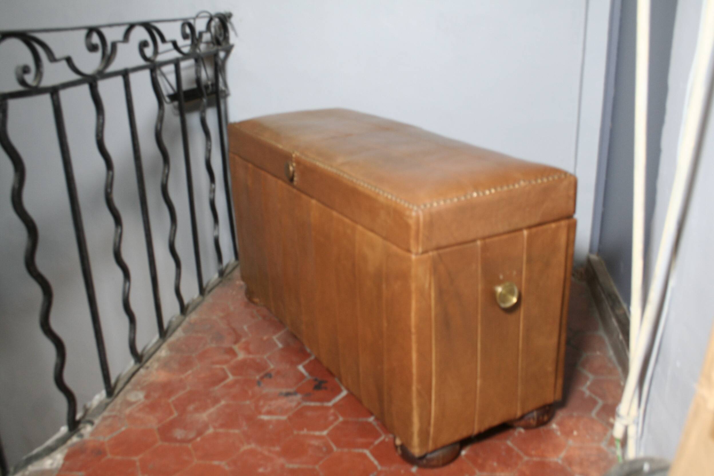Brown leather trunk / bench seat.