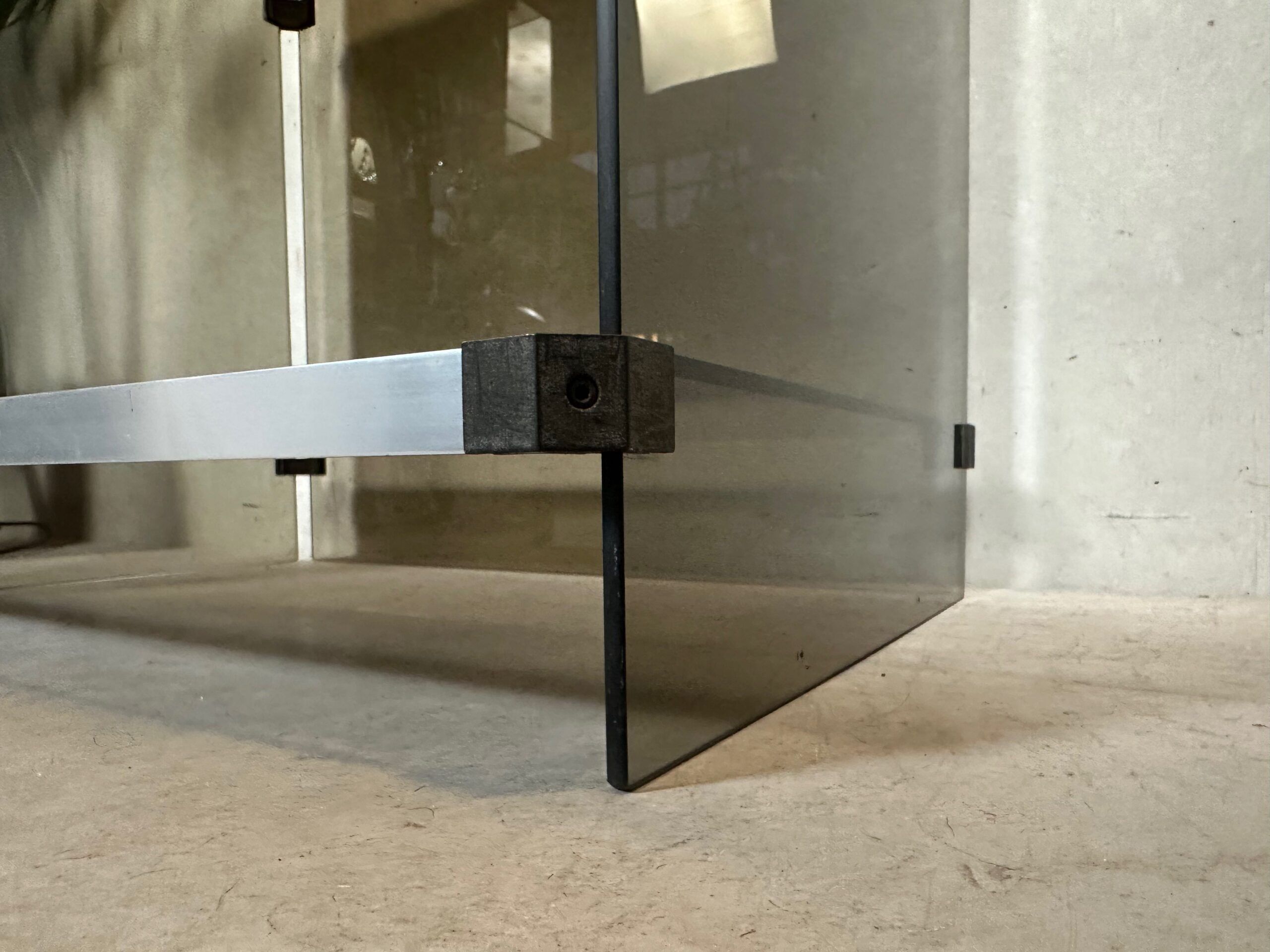 Vintage design hifi cabinet – smoked glass