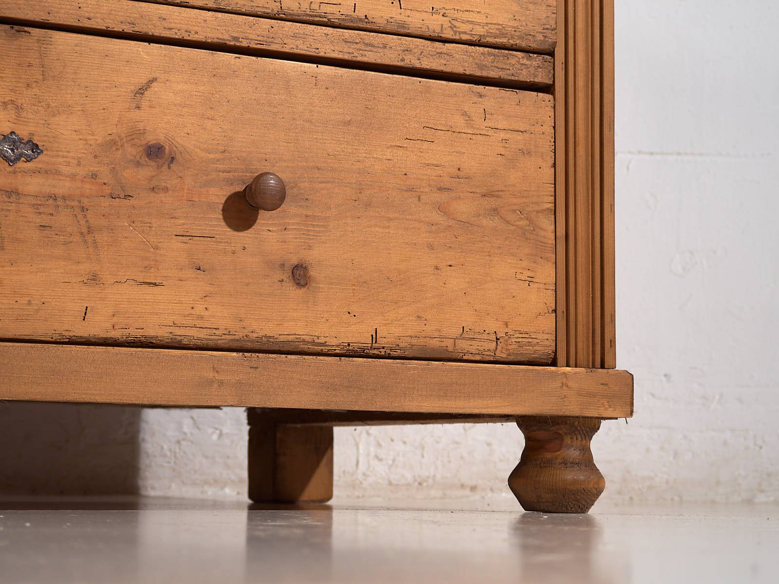 Small antique chest of drawers (circa 1920)
