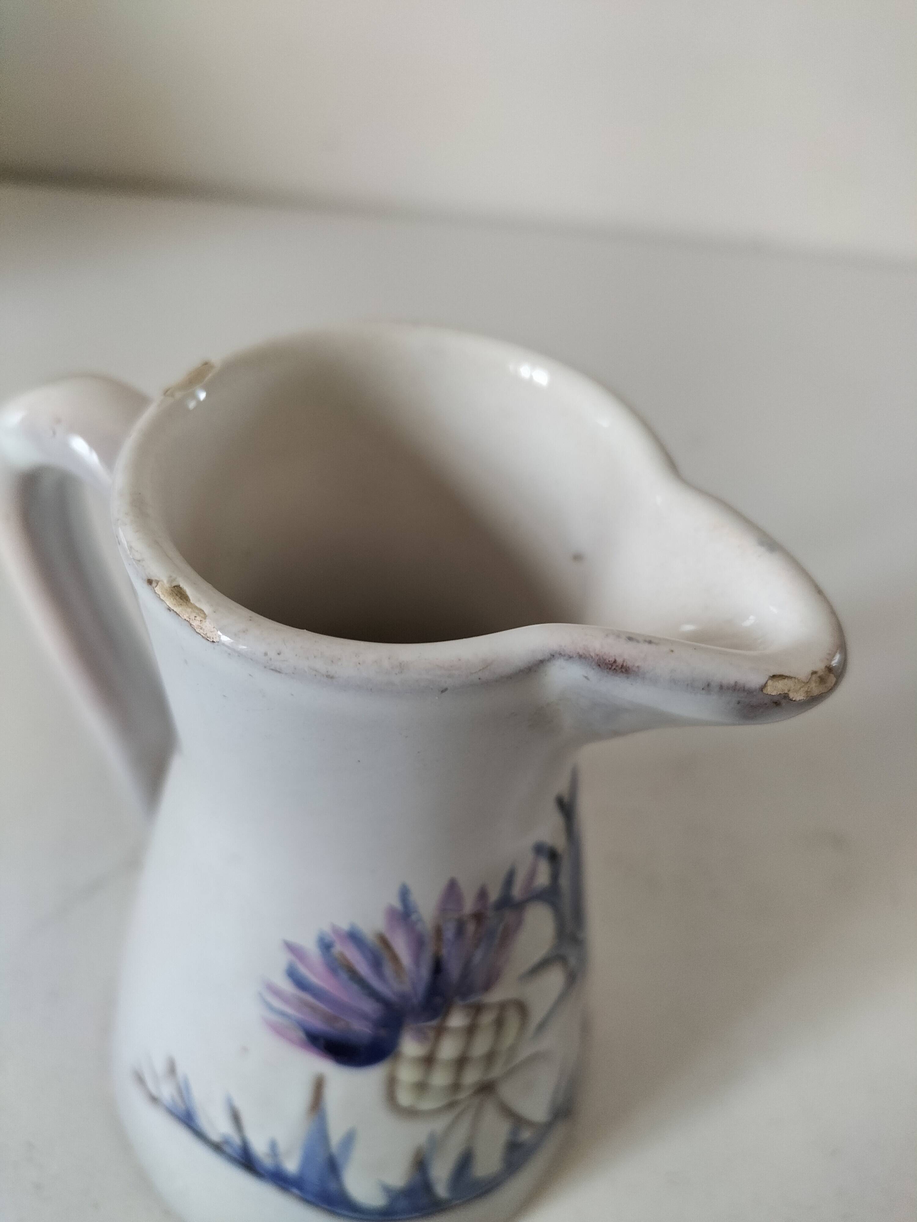 Petit pichet artisanal fleuri – charme champêtre
