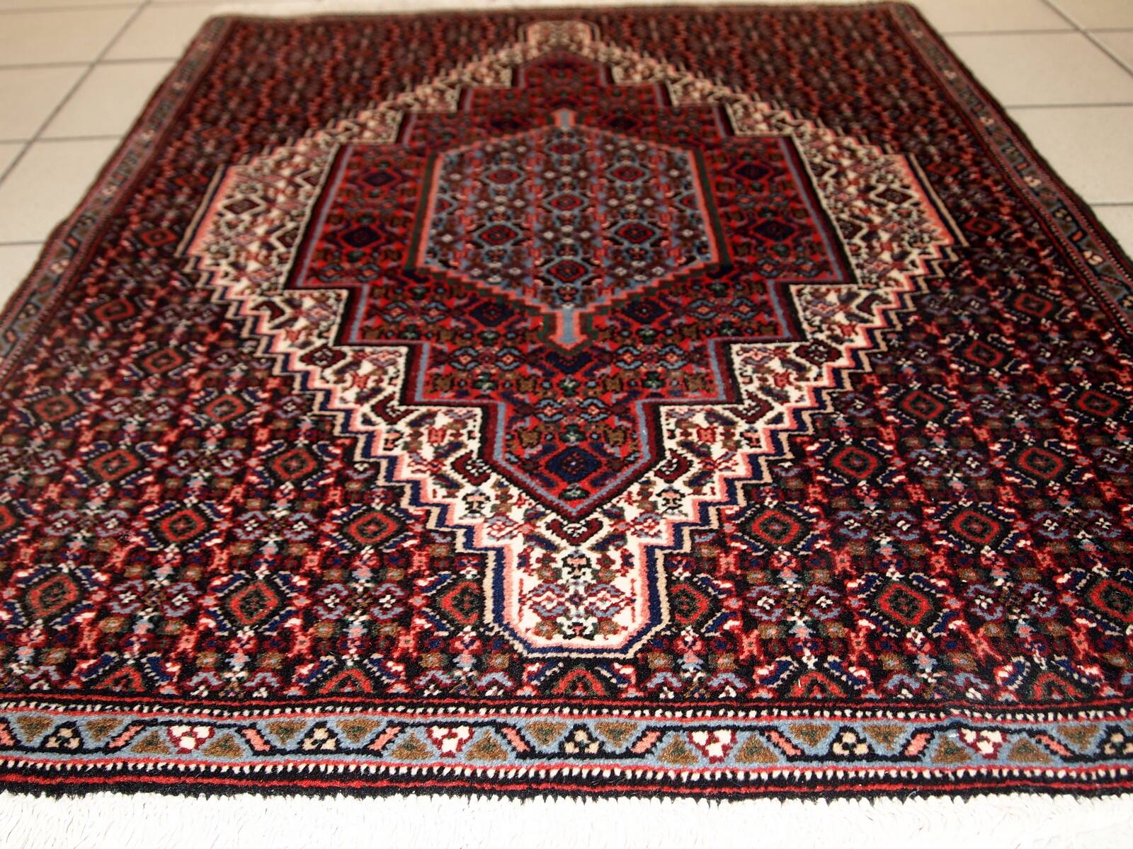 Tapis Nain Vintage du Moyen-Orient, Années 1970, Élégance et Raffinement
