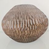Vase en bois taillé