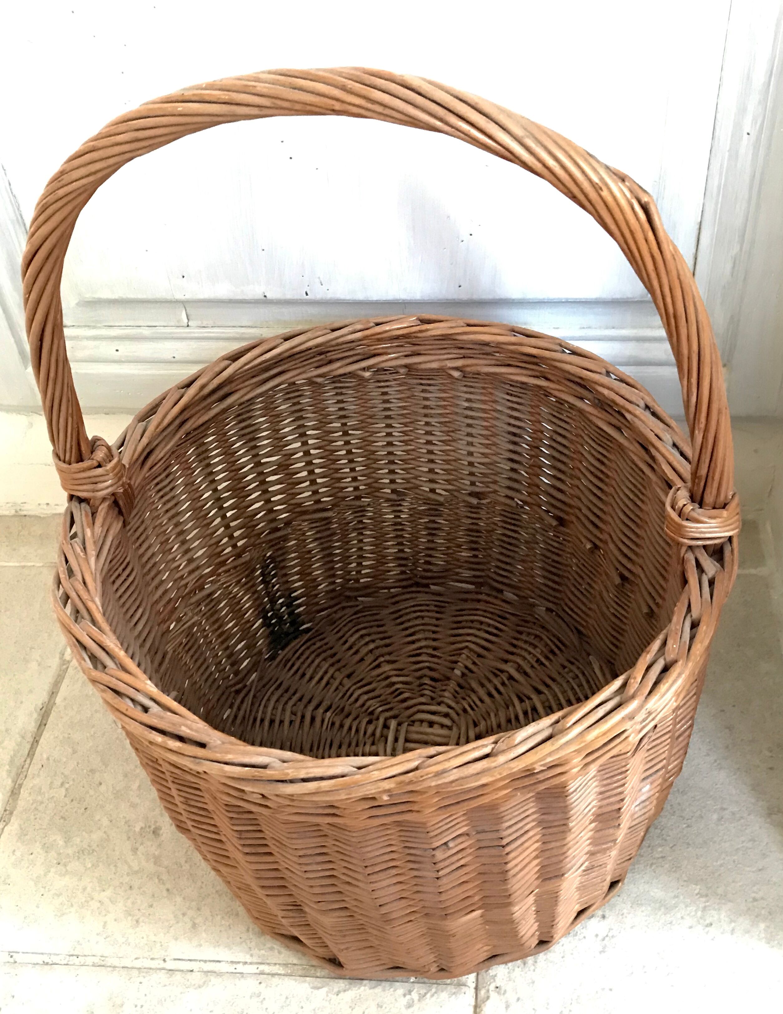 Round wicker basket