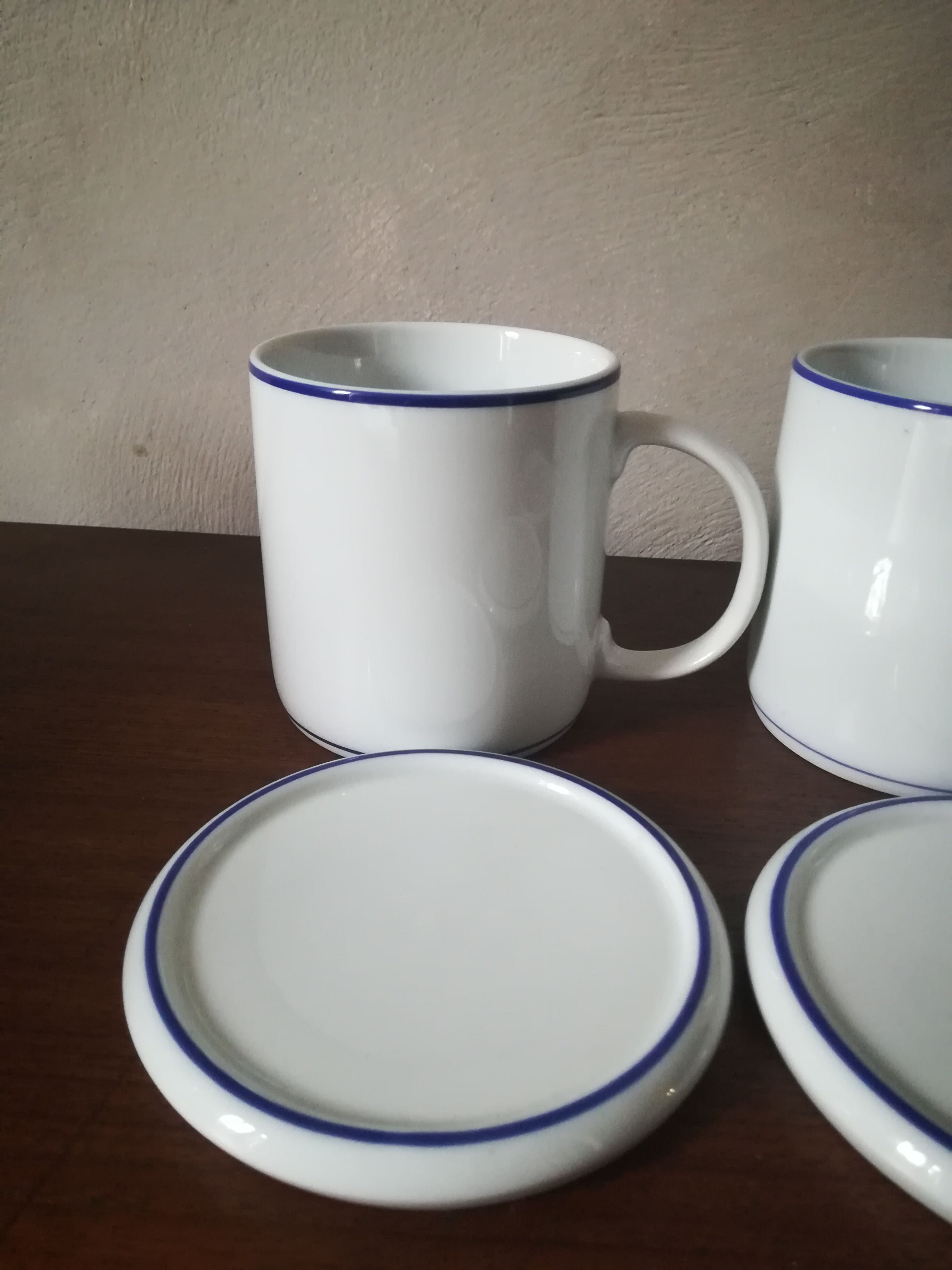 3 mugs and thei plate