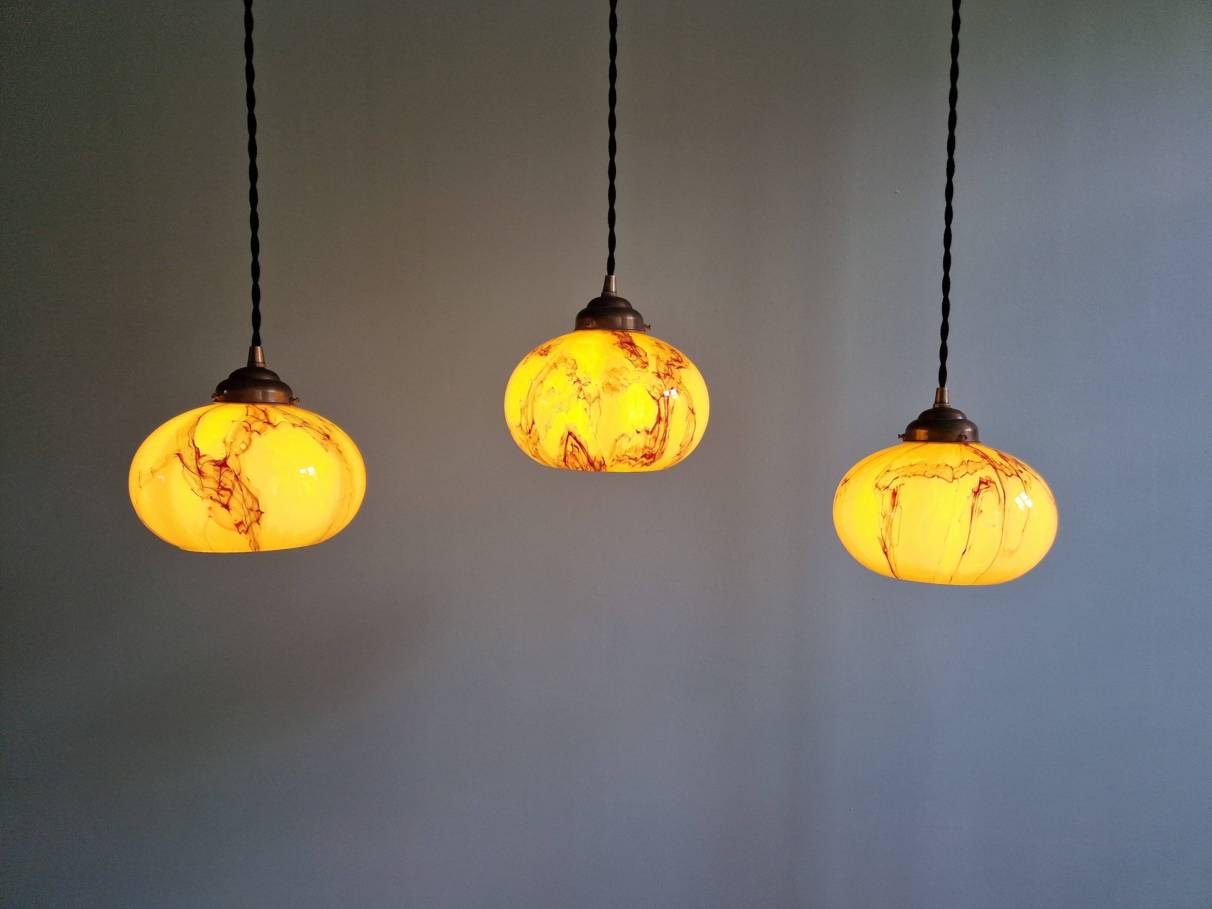 Trio de suspensions art déco en opaline marbrée, Scailmont, 1920-30