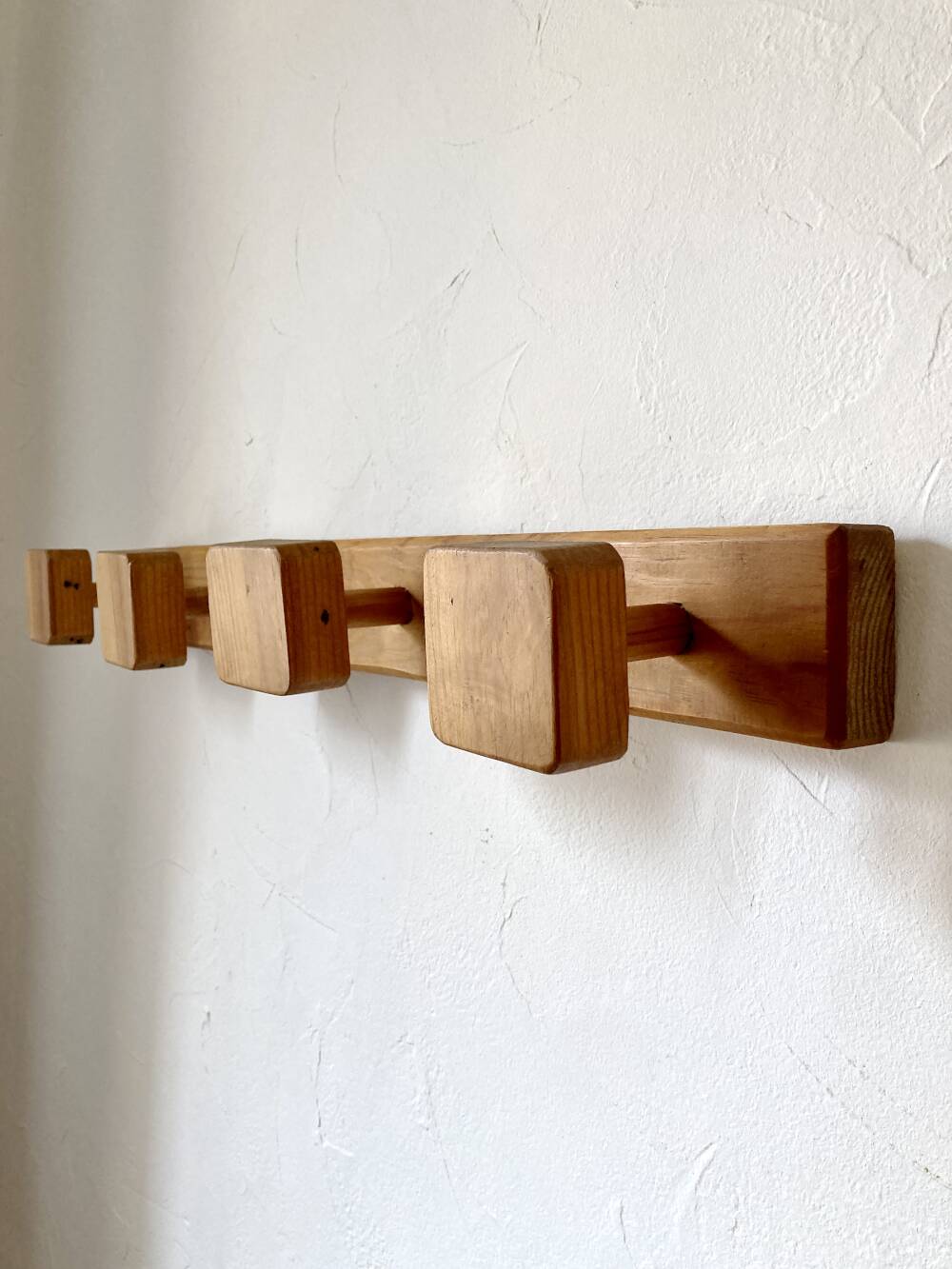 Wall-mounted coat rack with 4 wooden hooks