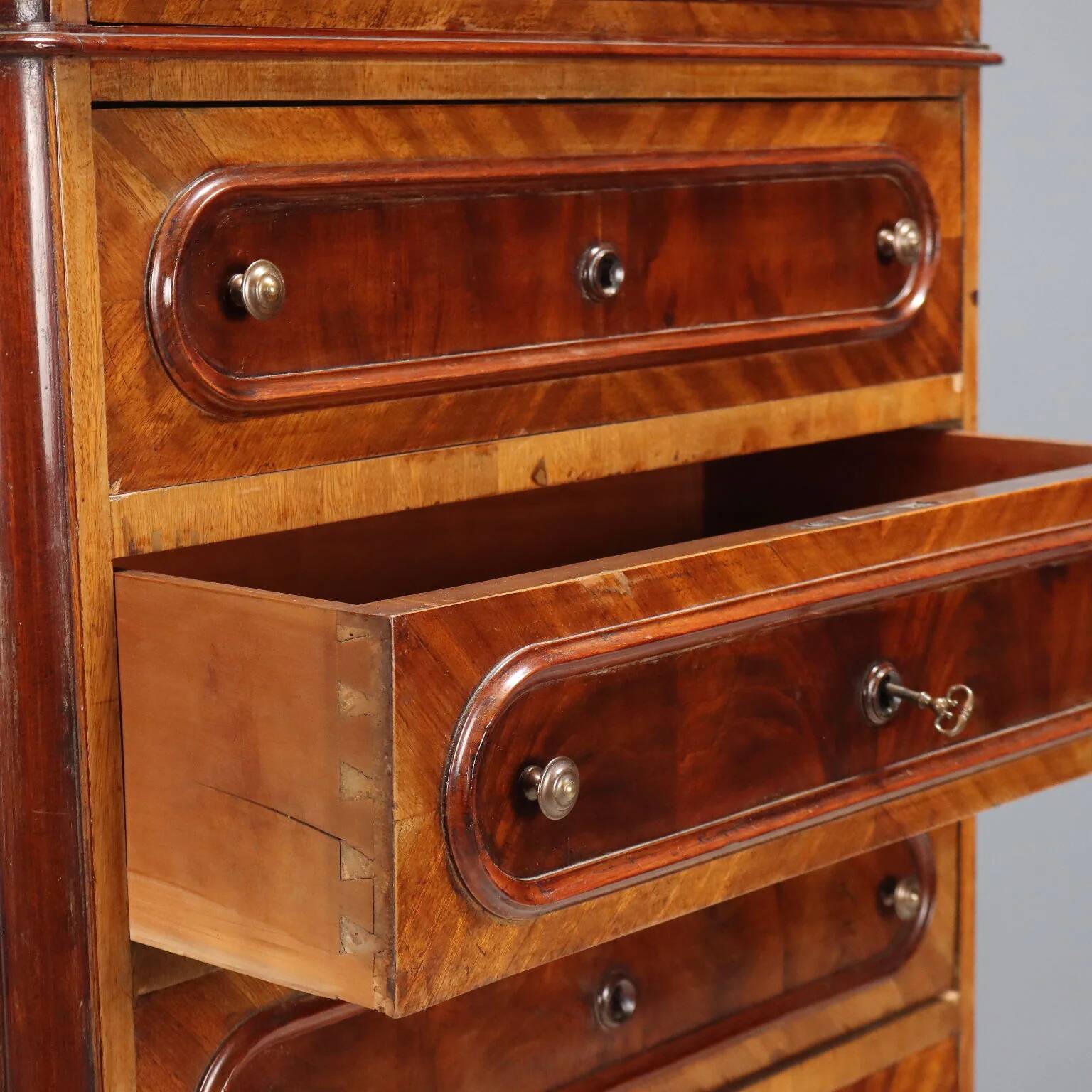 Antique cherry wood chest of drawers with 6 drawers, 19th century.