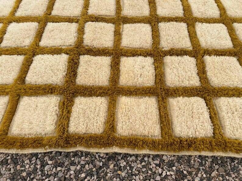 Very large Moroccan Berber rug in ecru and camel 400x300 cm with a grid pattern.
