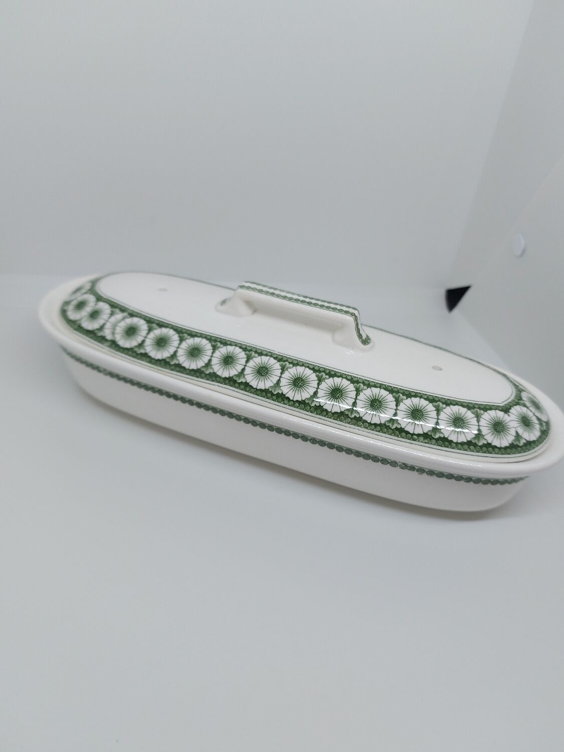 Box comb holder with lid