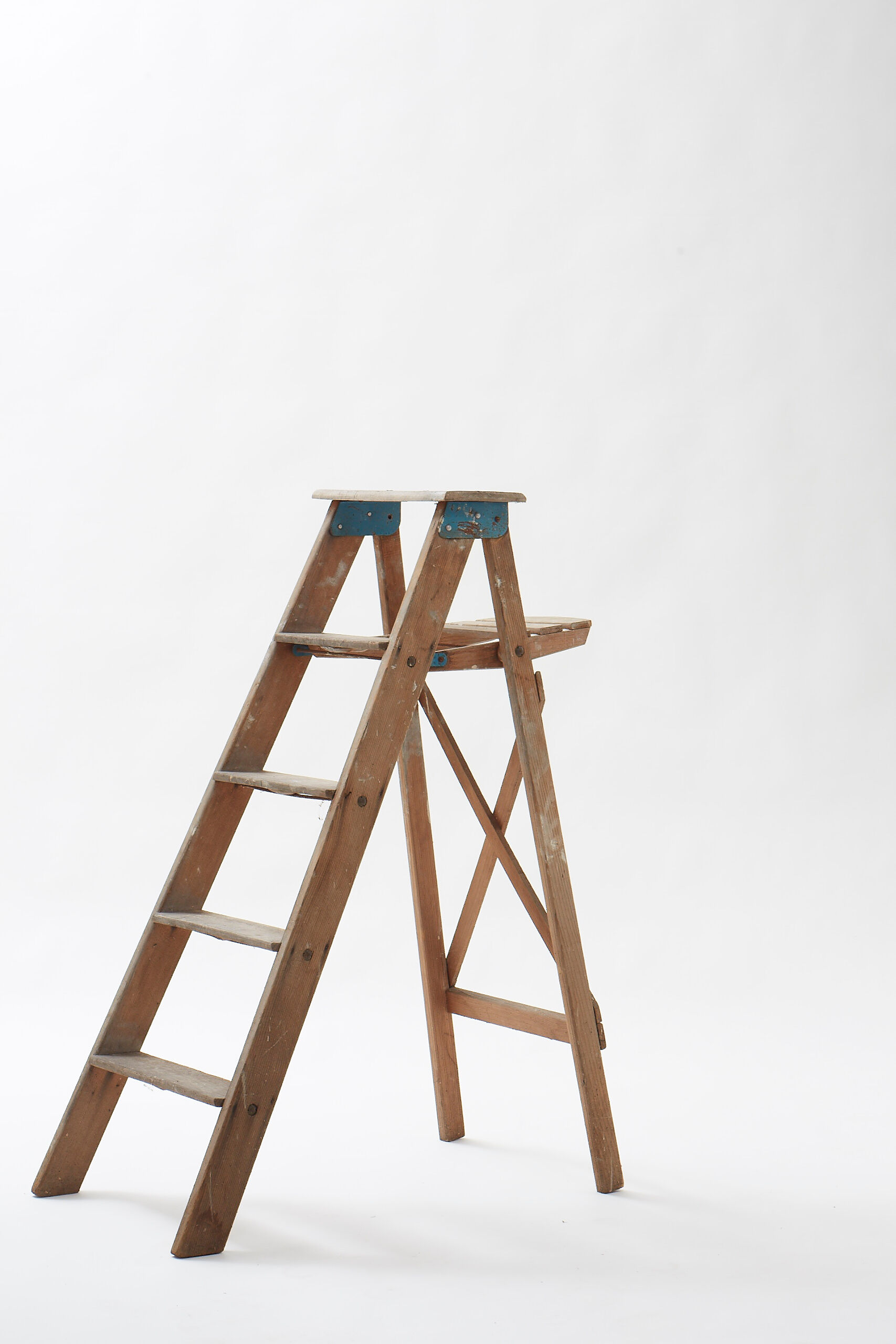Wooden painter's stepladder