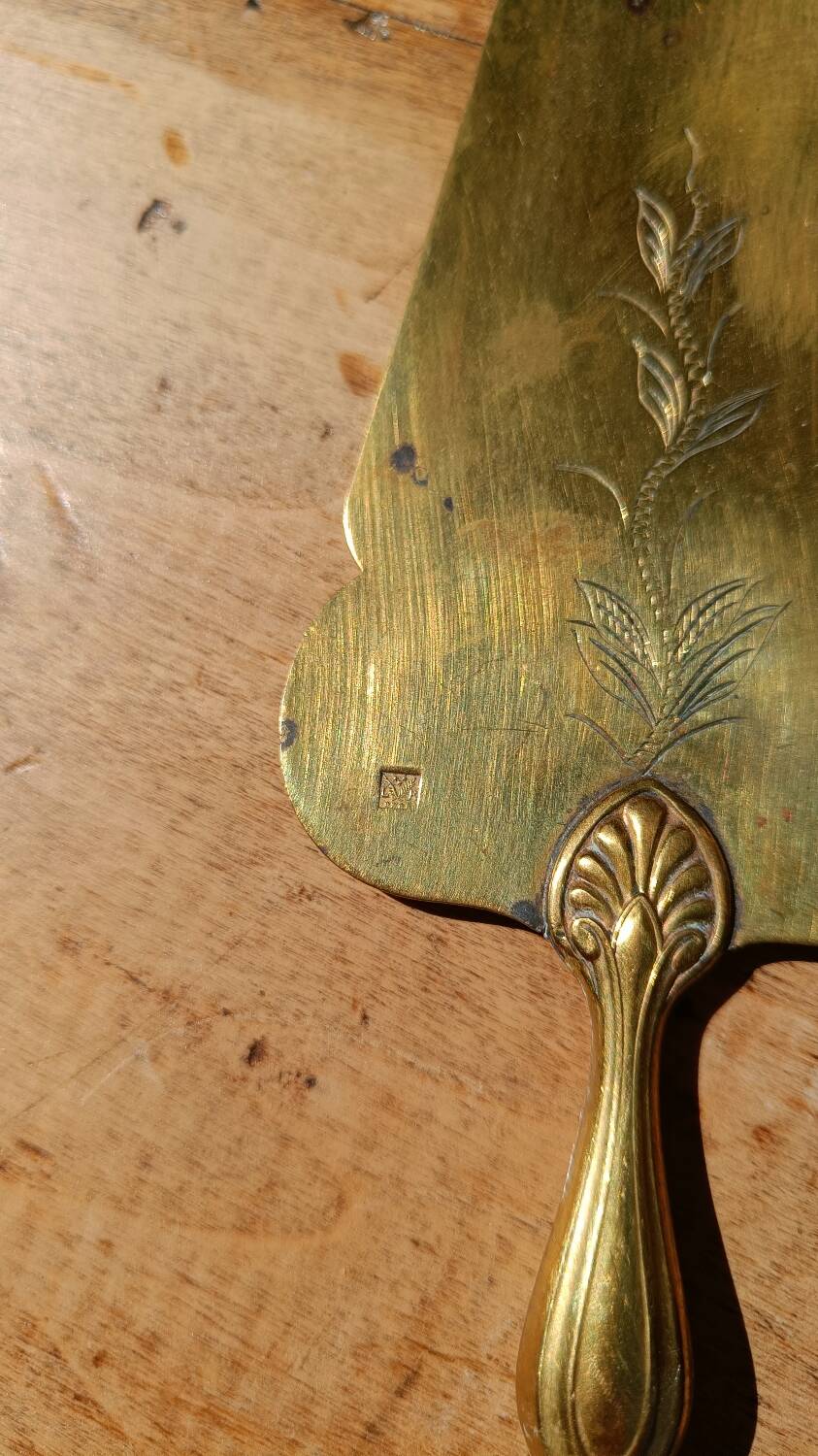 Old cake or pie server