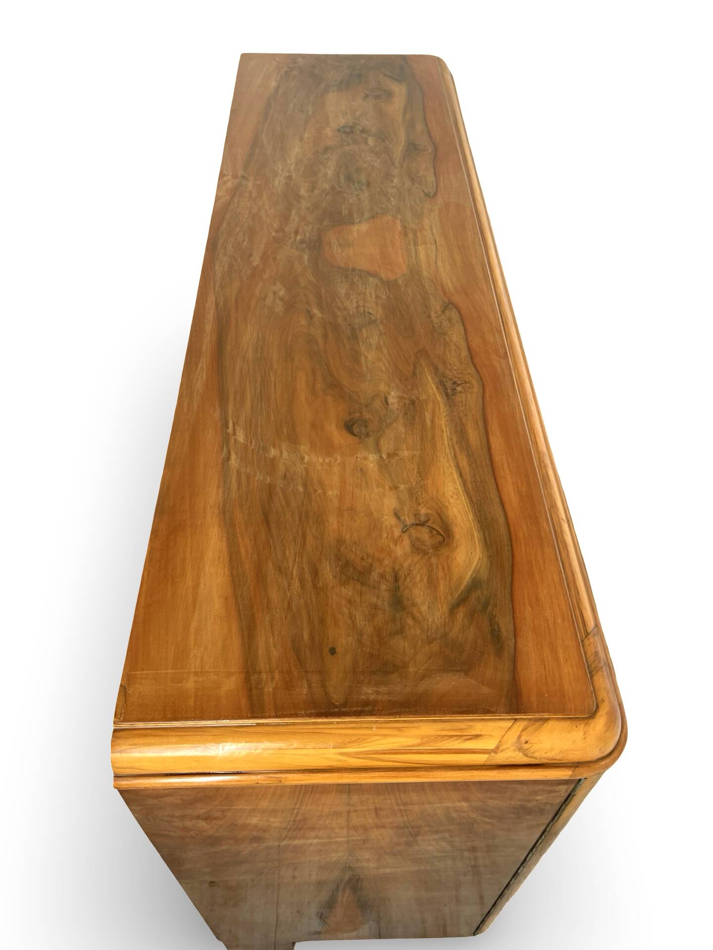 Italian Art deco burl walnut sideboard, of great quality.
