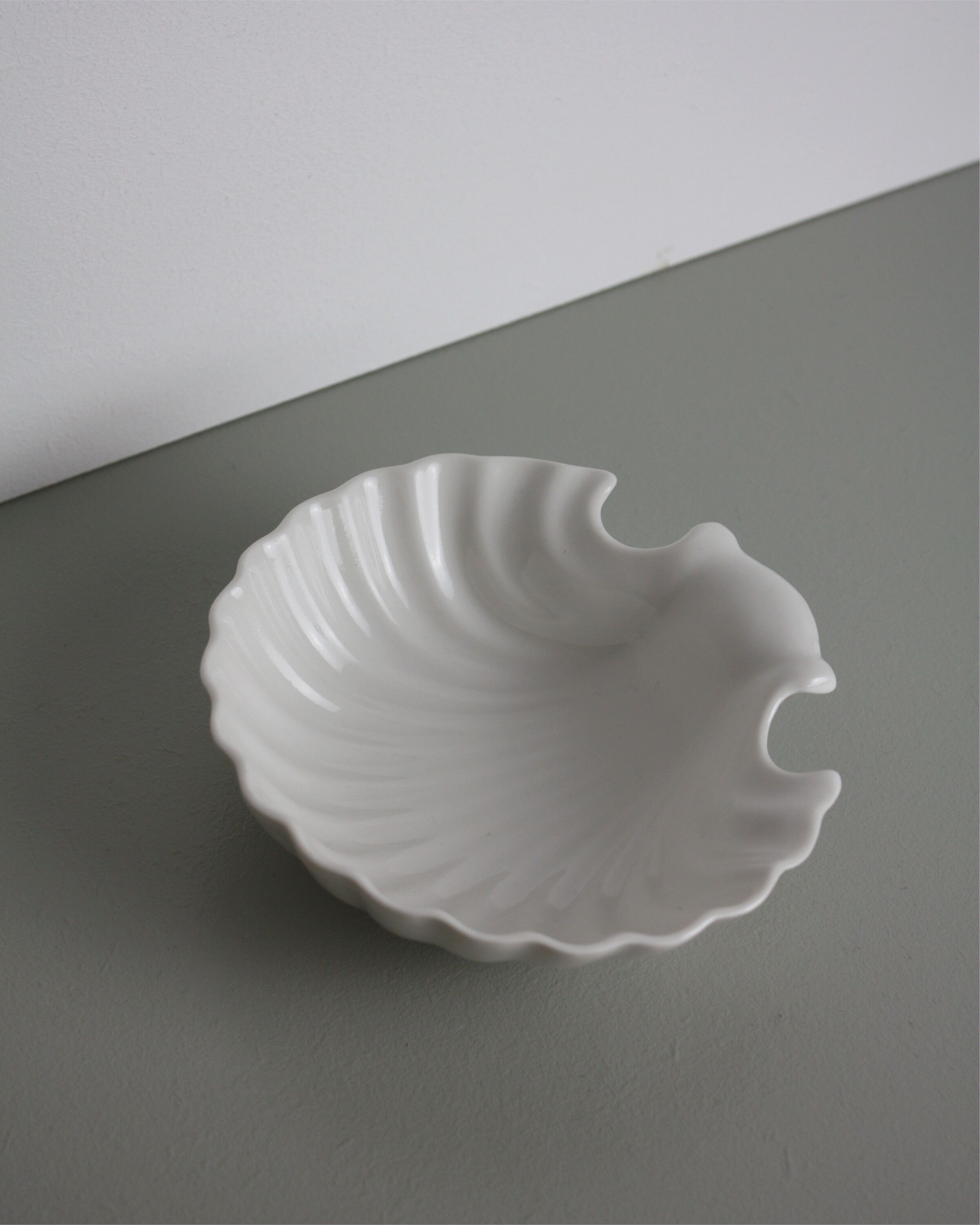 White porcelain shell pocket empty