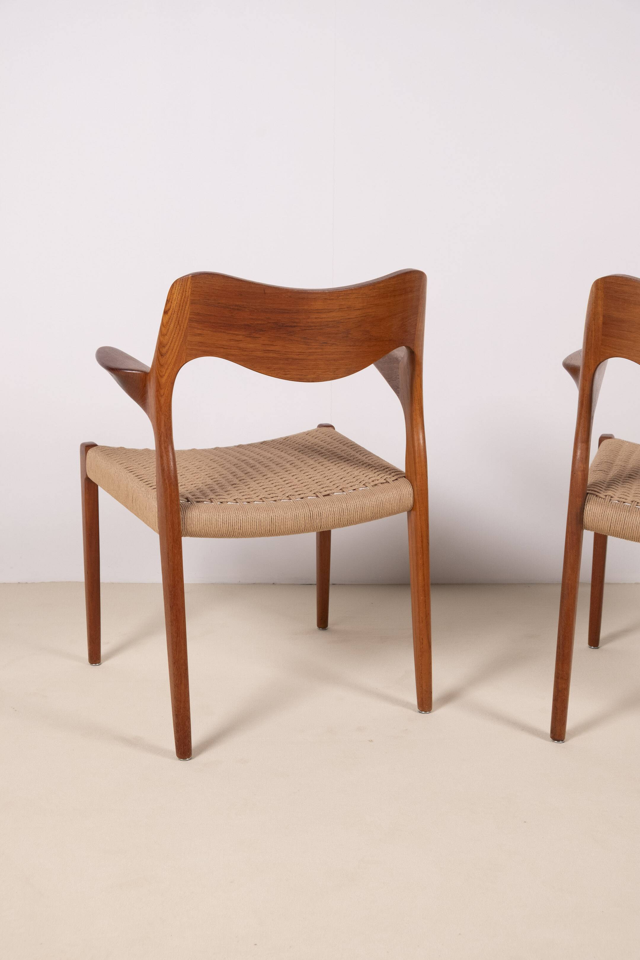 2x Niels O. Møller Modèle 55 en teck, années 1950, Danemark