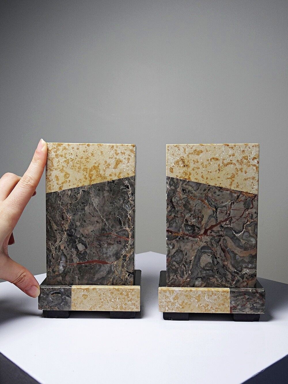 Pair of bookends, Art Deco fireplace decoration in antique marble from the 1920s-1930s.