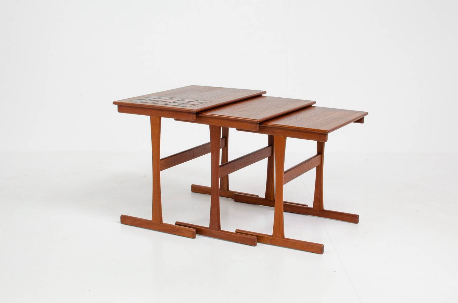 Ensemble de tables gigognes à carreaux émaillés (Danemark, années 1950).