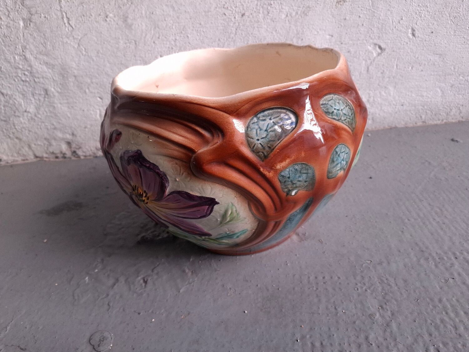 Vase , cache pot en barbotine art nouveau