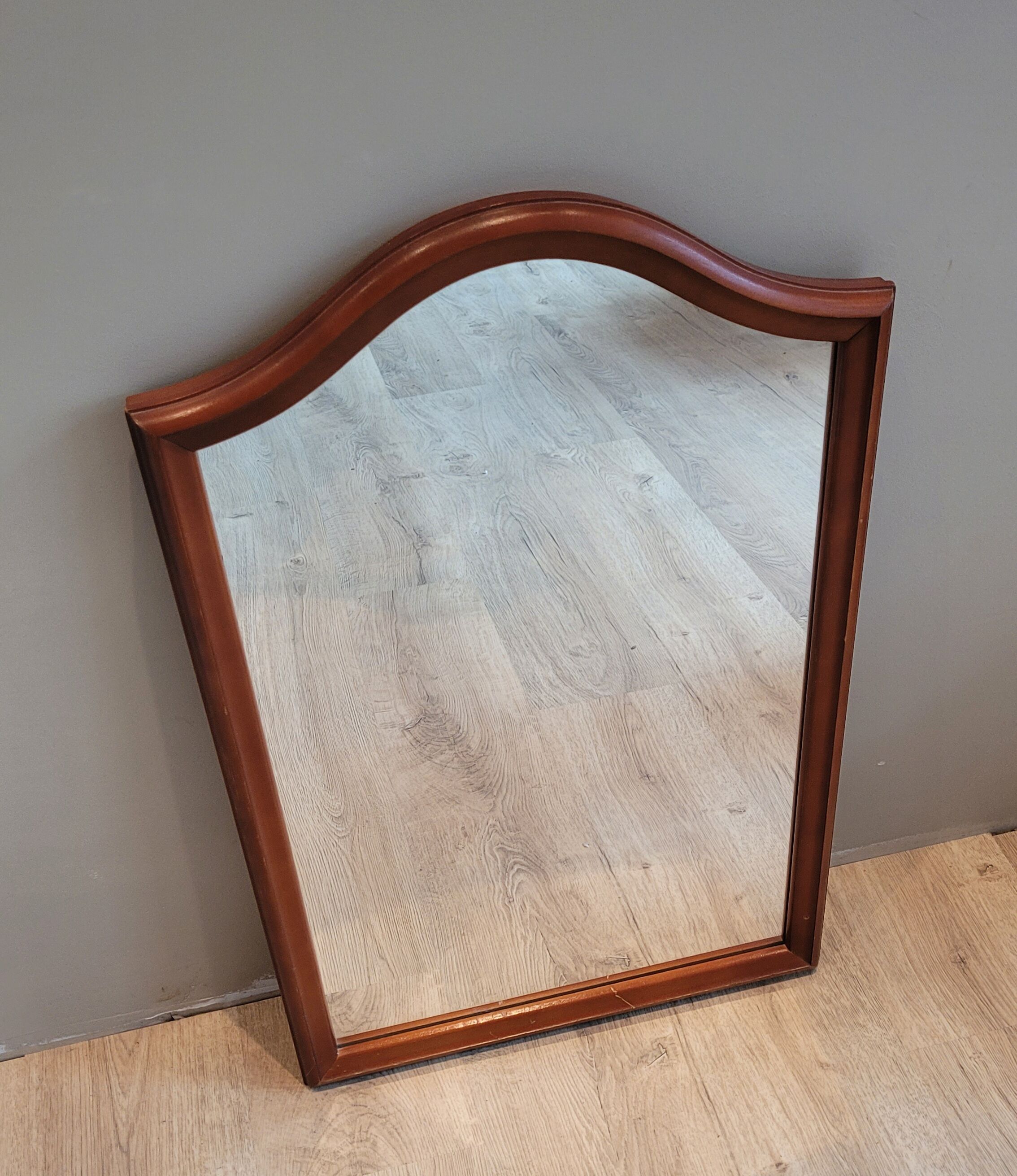Miroir merisier moustache