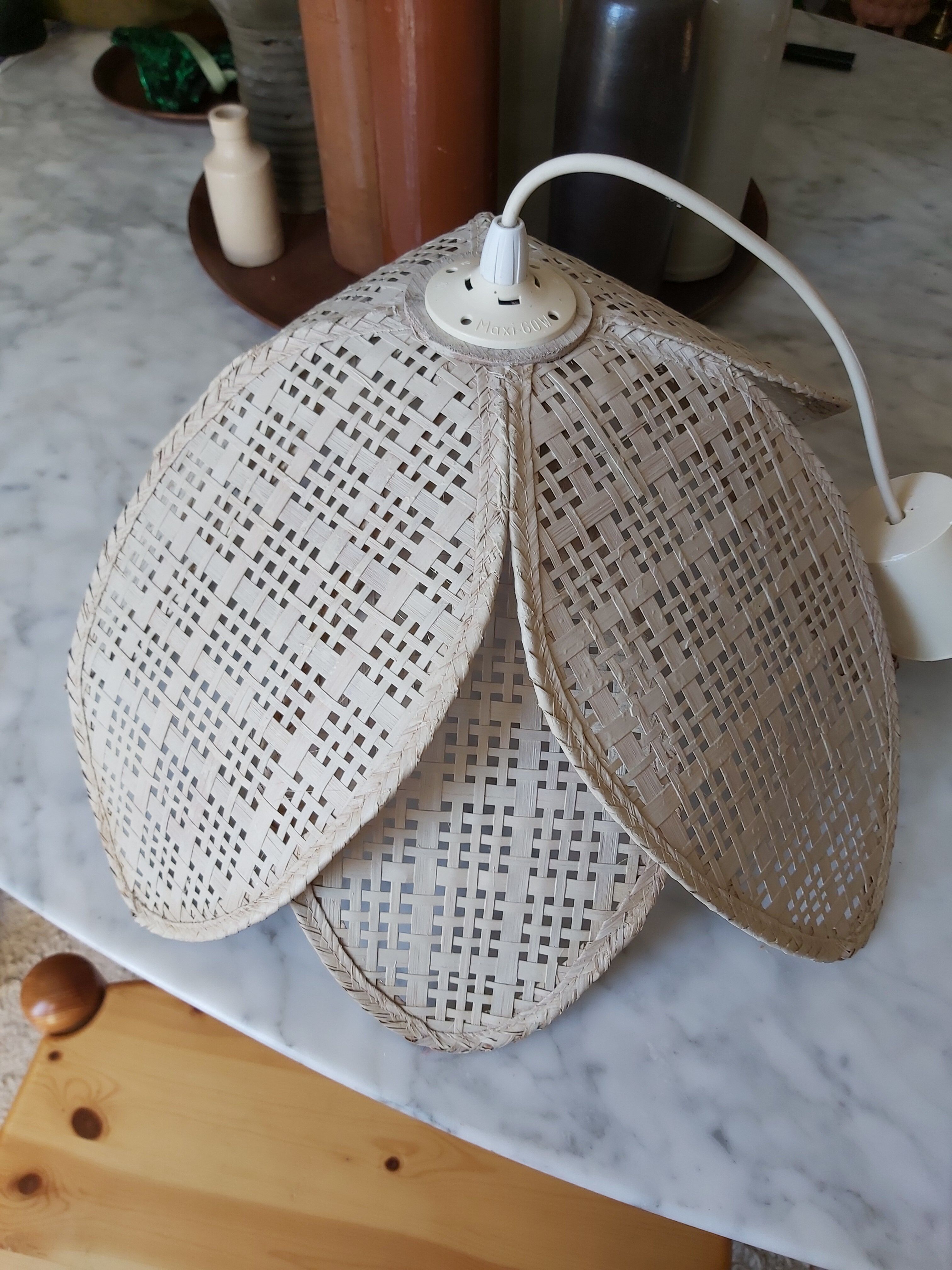 Vintage straw flower suspension