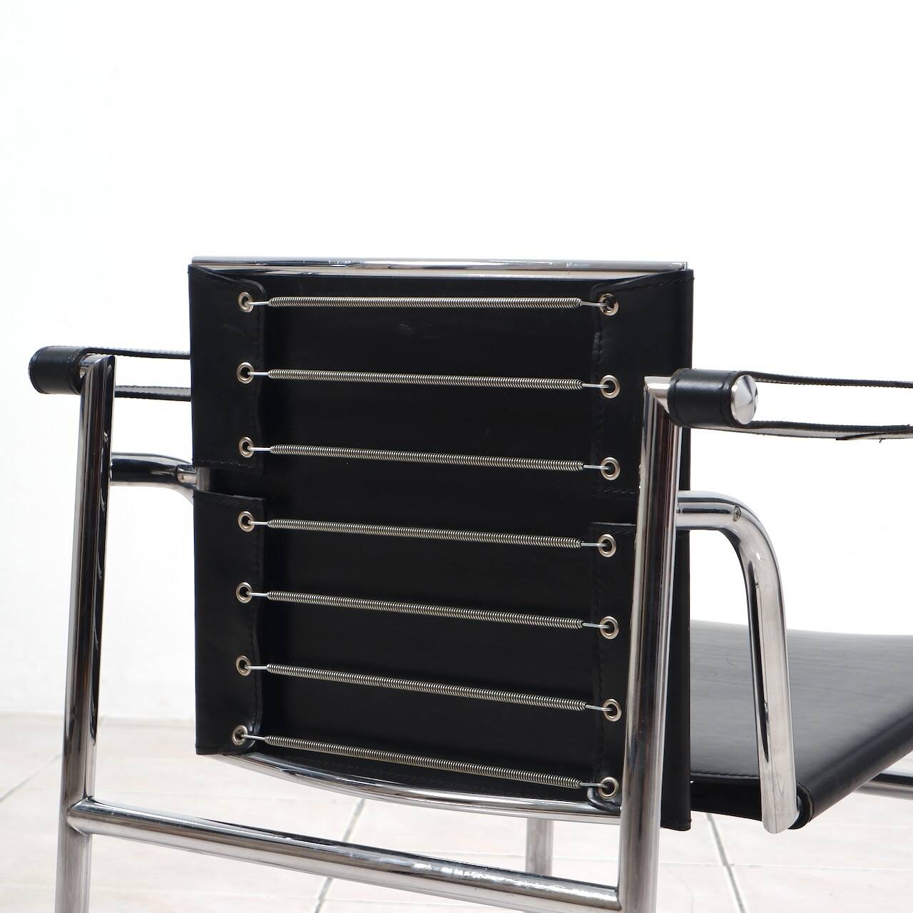 Fauteuil « lc1 » de charlotte perriand pour le corbusier, édités par cassina
