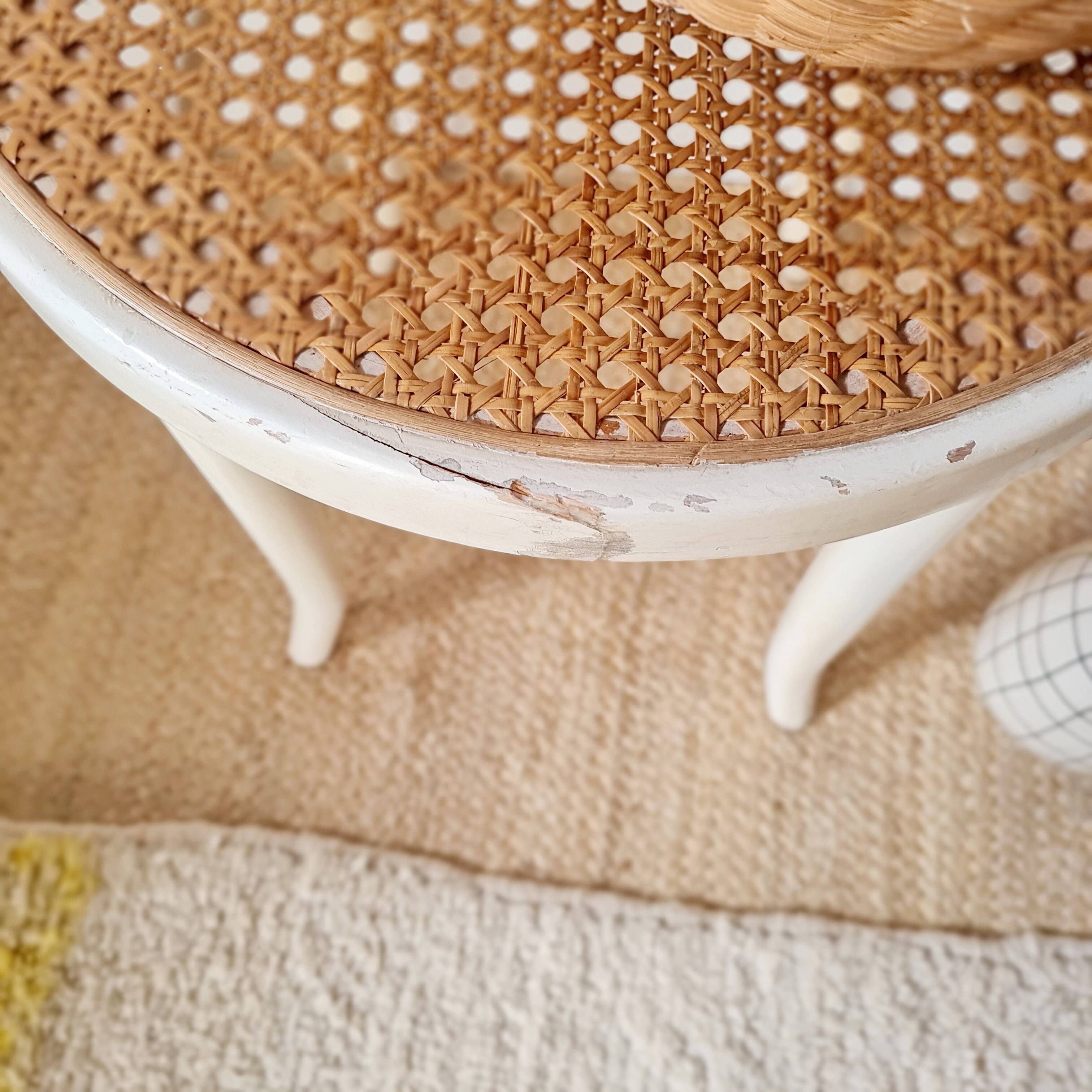 Tabouret vintage en bois courbé blanc et assise en cannage – Esprit Thonet