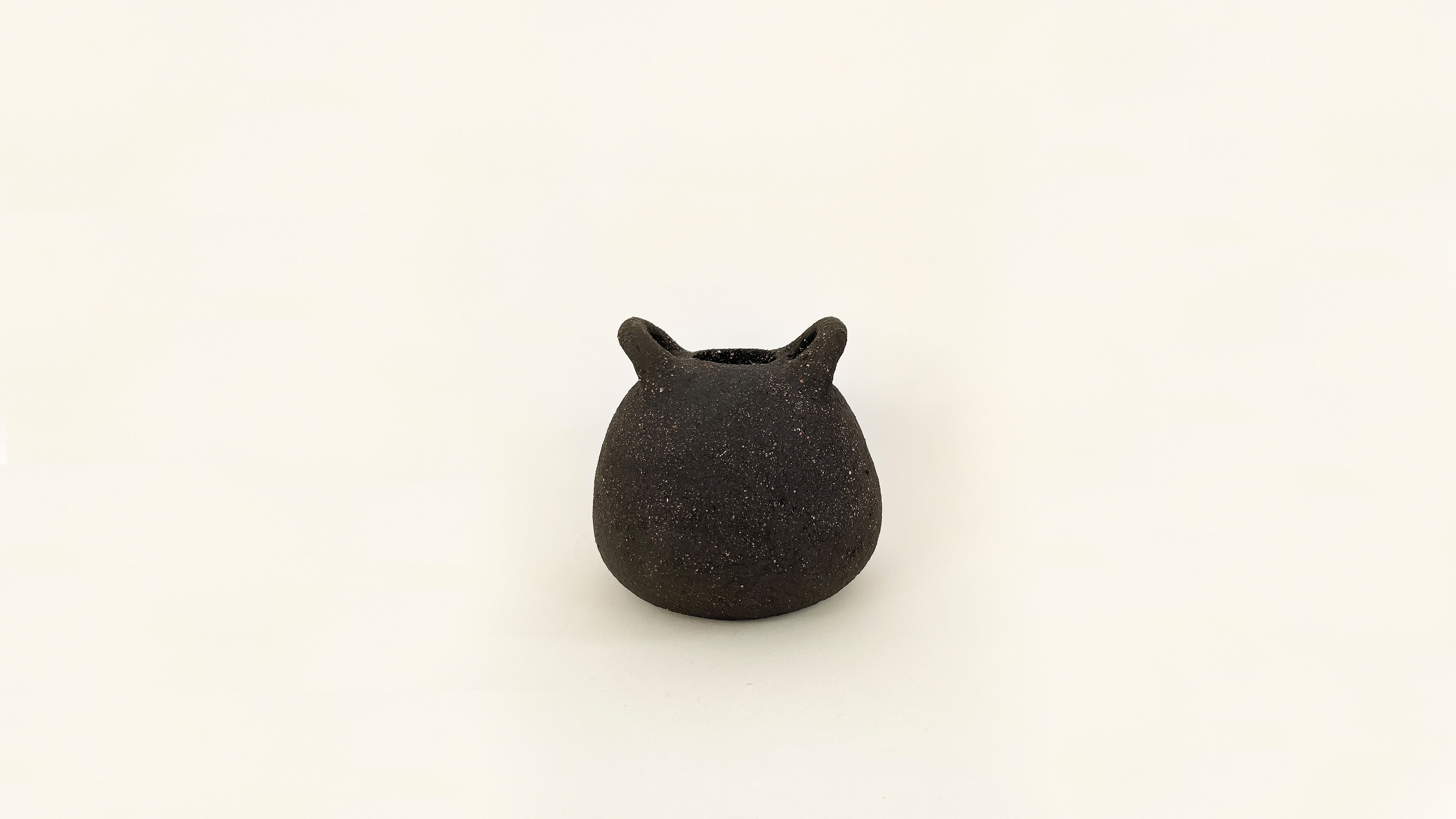 “Bouboulita” vase in black sandstone