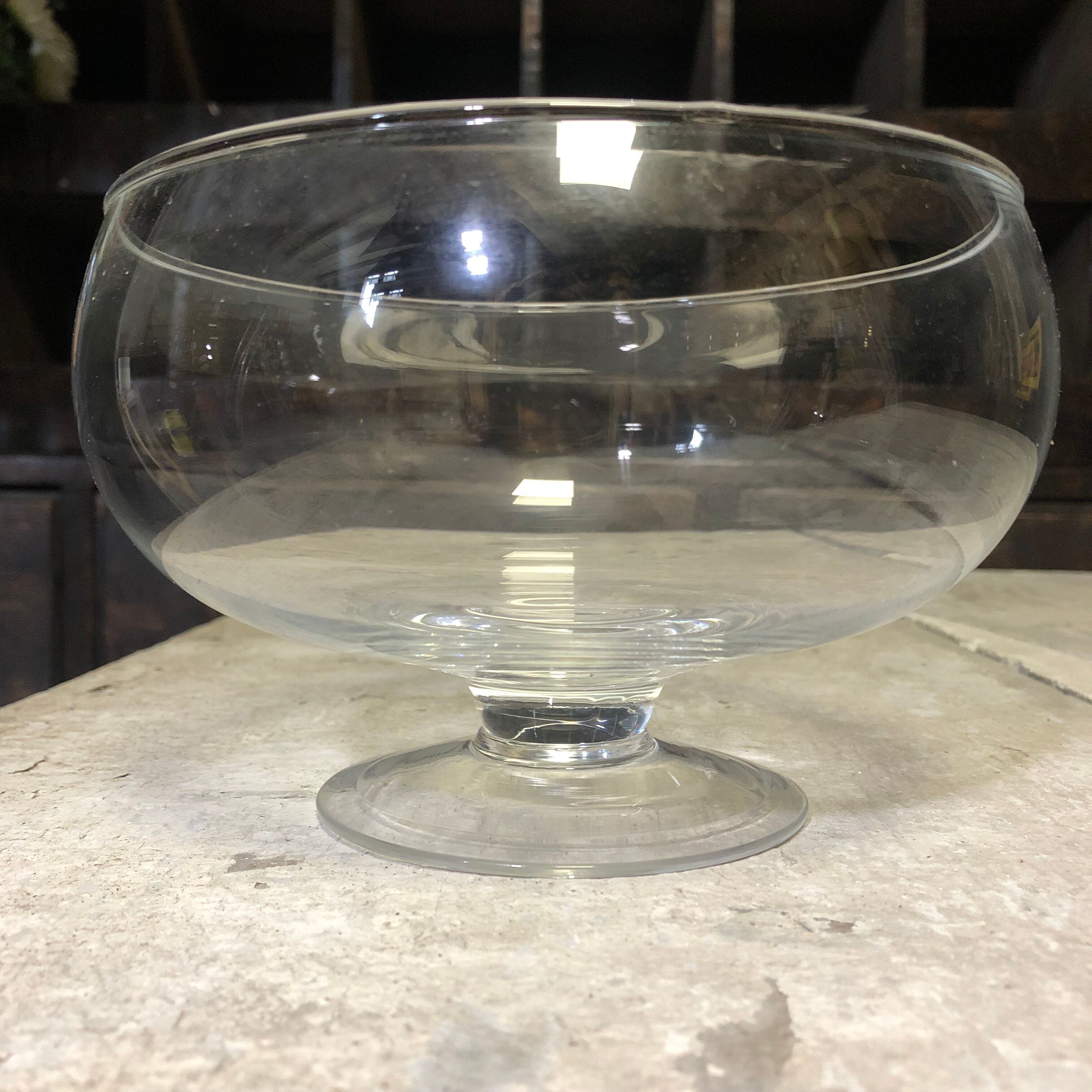 Glass bowl on foot