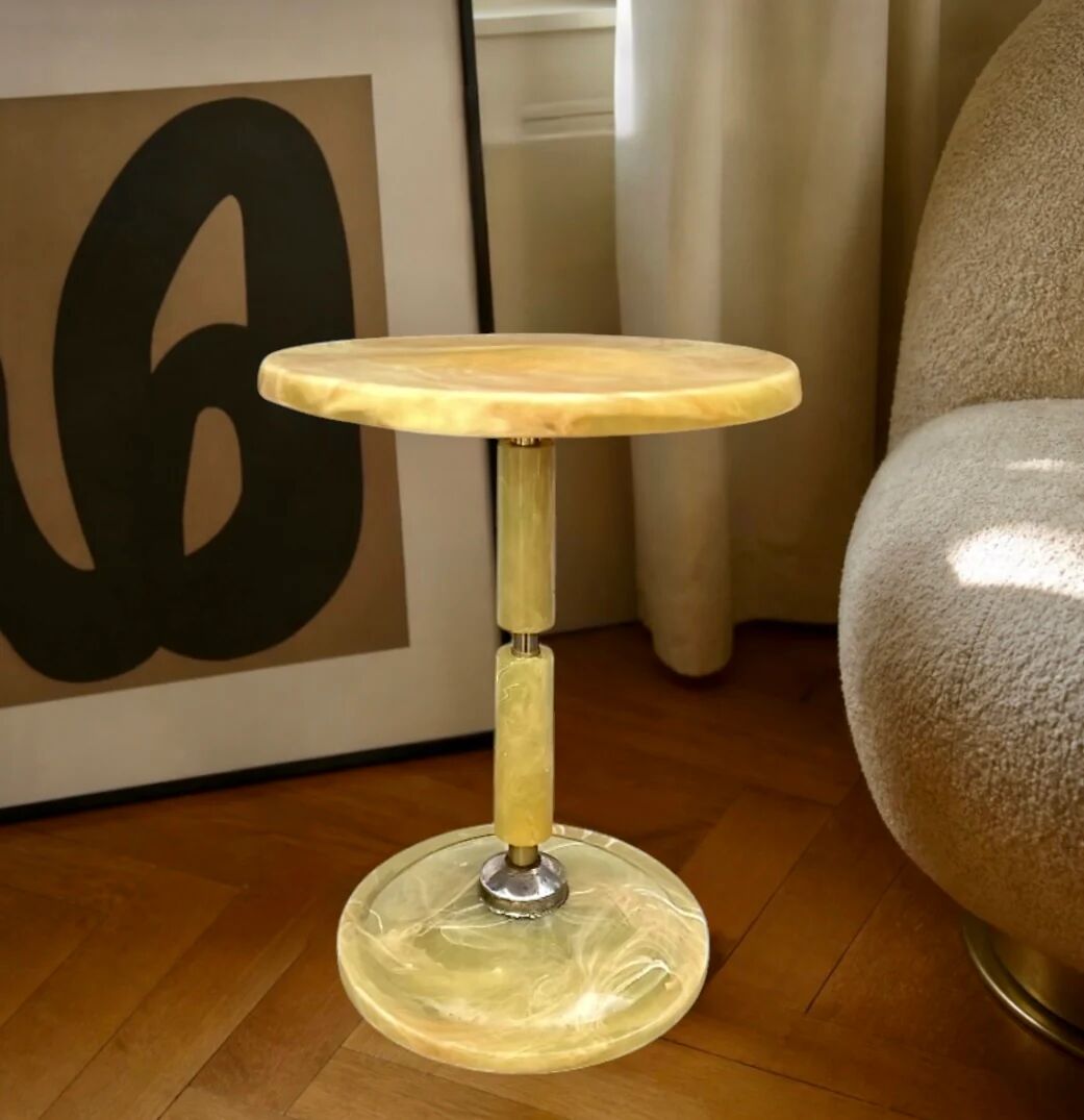 Ancienne table d’appoint en résine effet marbre jaune et métal patiné années 70