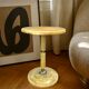 Ancienne table d’appoint en résine effet marbre jaune et métal patiné années 70