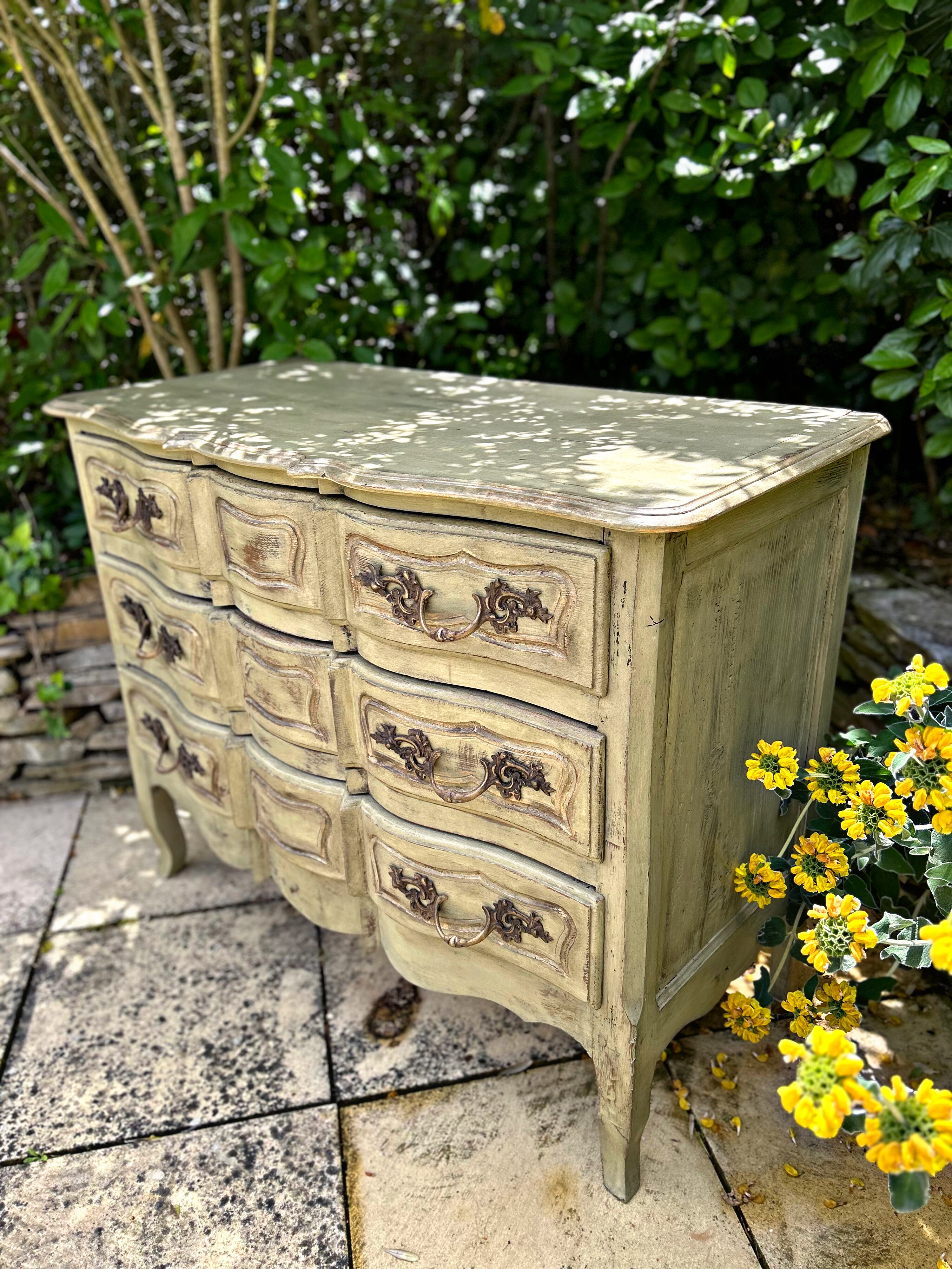 Commode galbée ancienne patinée vert pistache