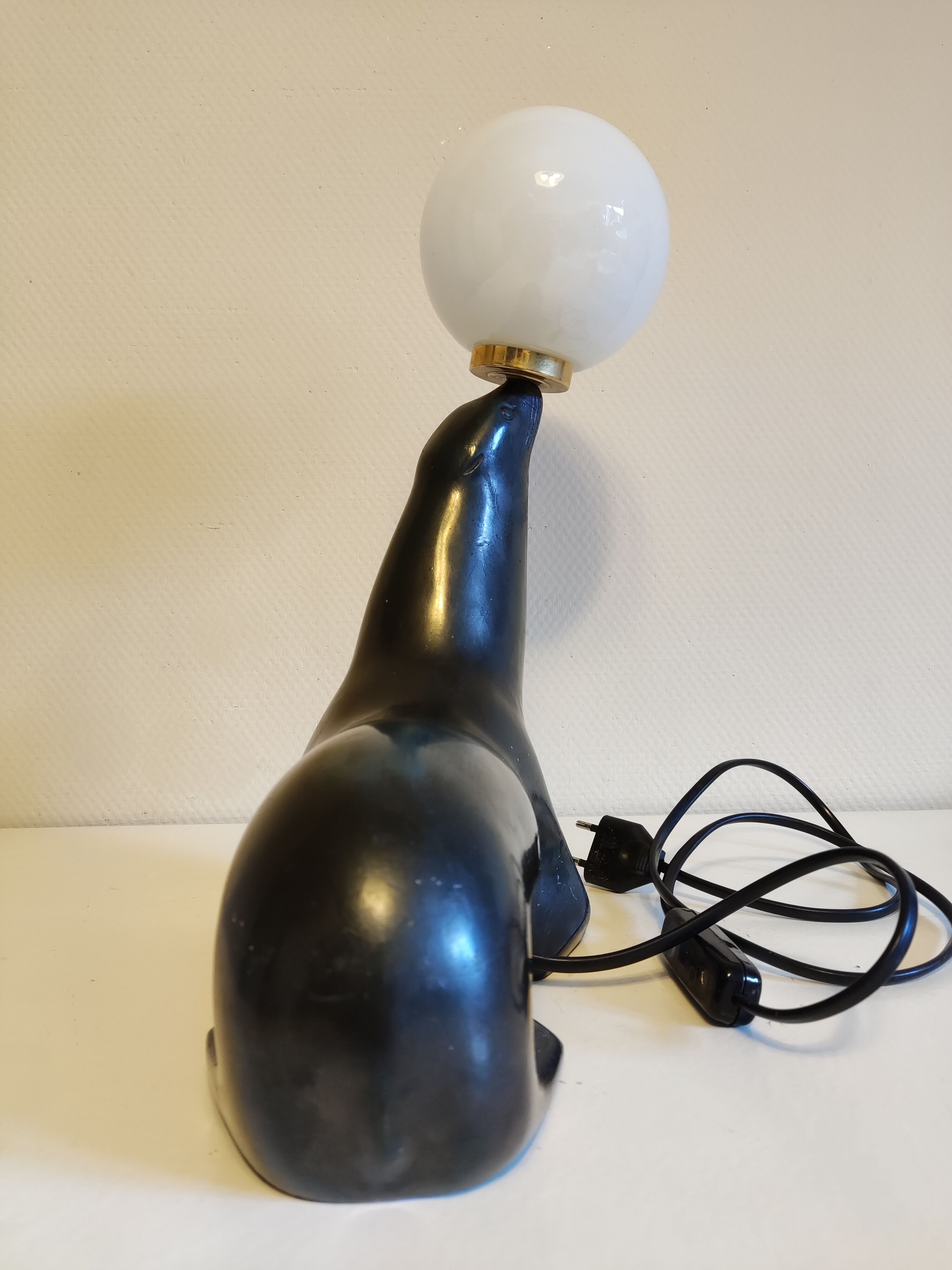 Lampe otarie noire irisée bleue en terre cuite