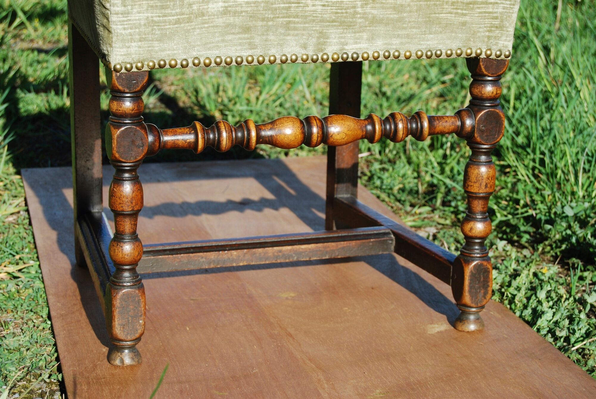 Louis XIII walnut chair feet in balustre brace in H