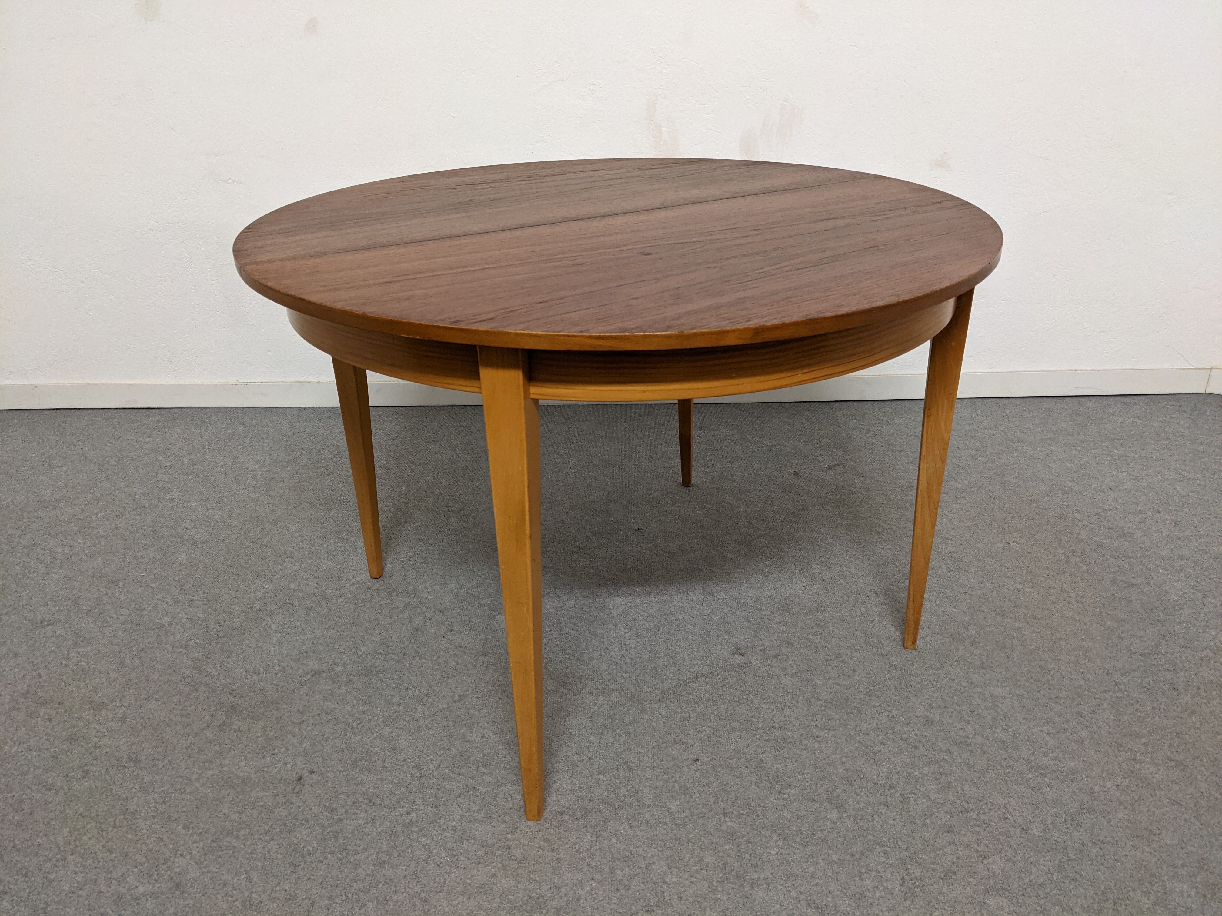 Vintage round table extended by the 50s/60s