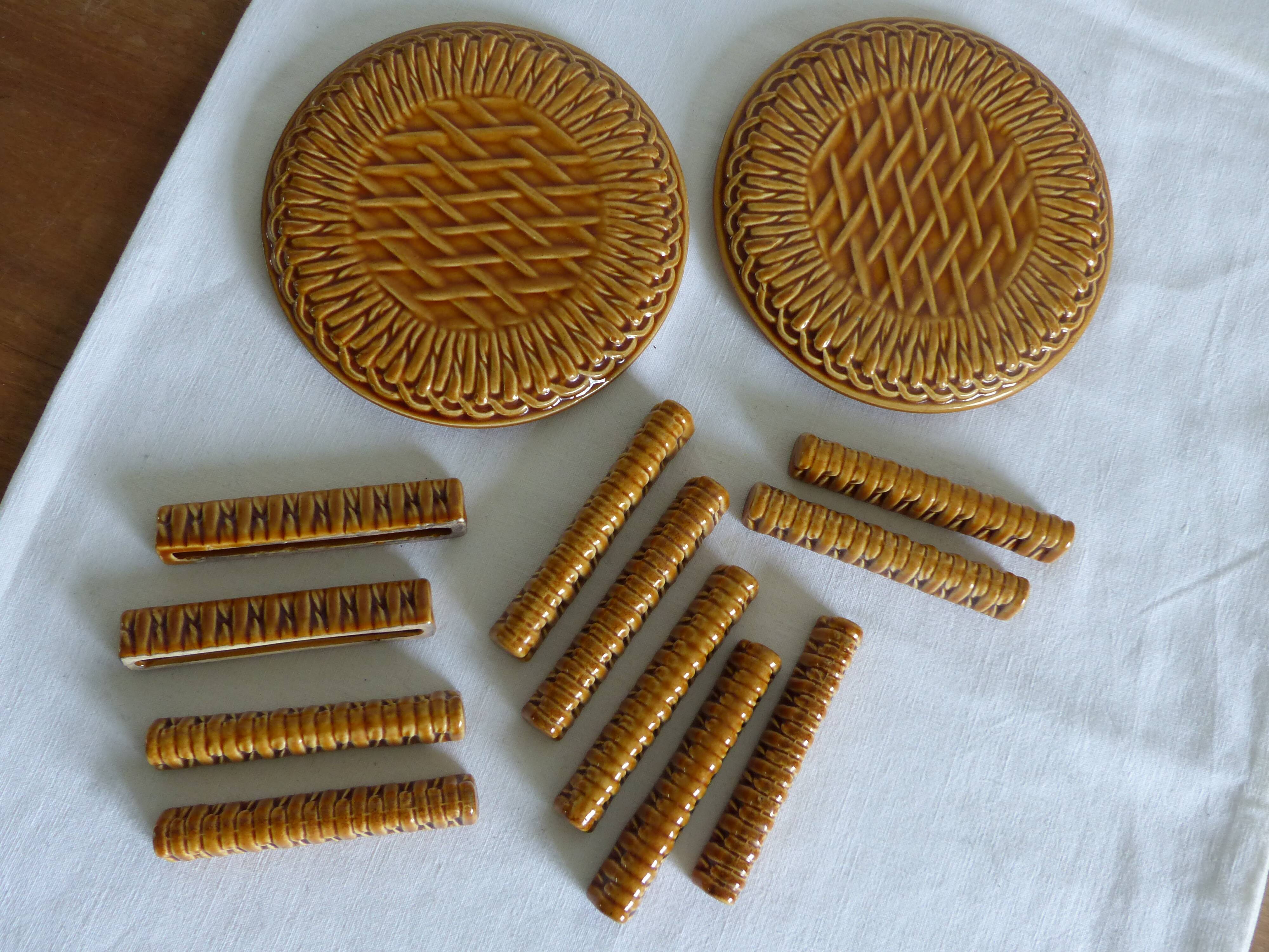11 knife holders and 2 bottle coasters in Gien earthenware