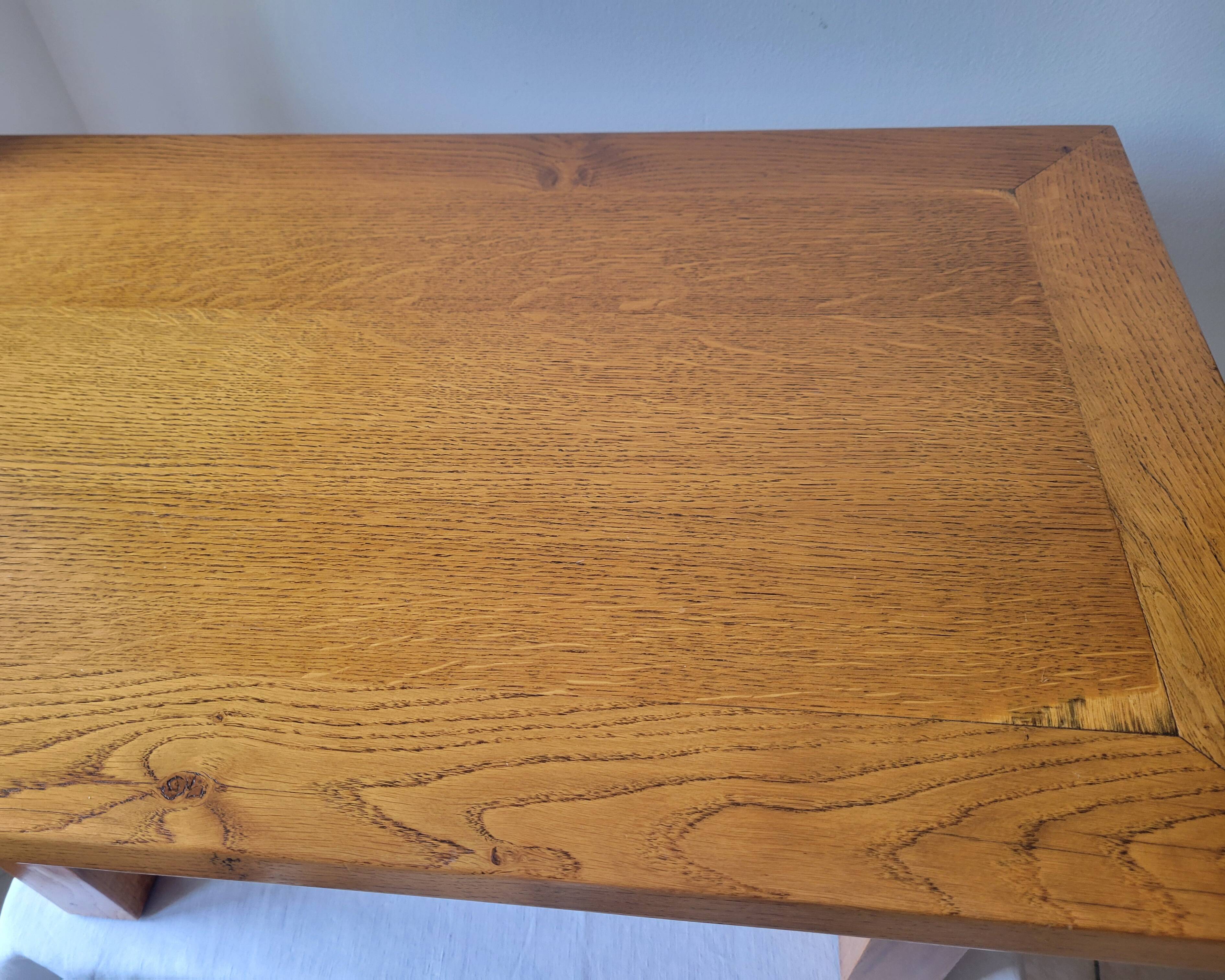 Table basse brutaliste en chêne clair