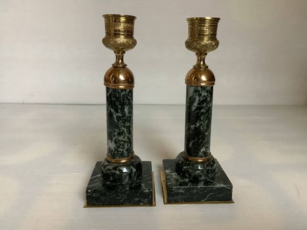 Paire de bougeoirs colonnes en marbre vert laiton