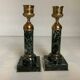Paire de bougeoirs colonnes en marbre vert laiton