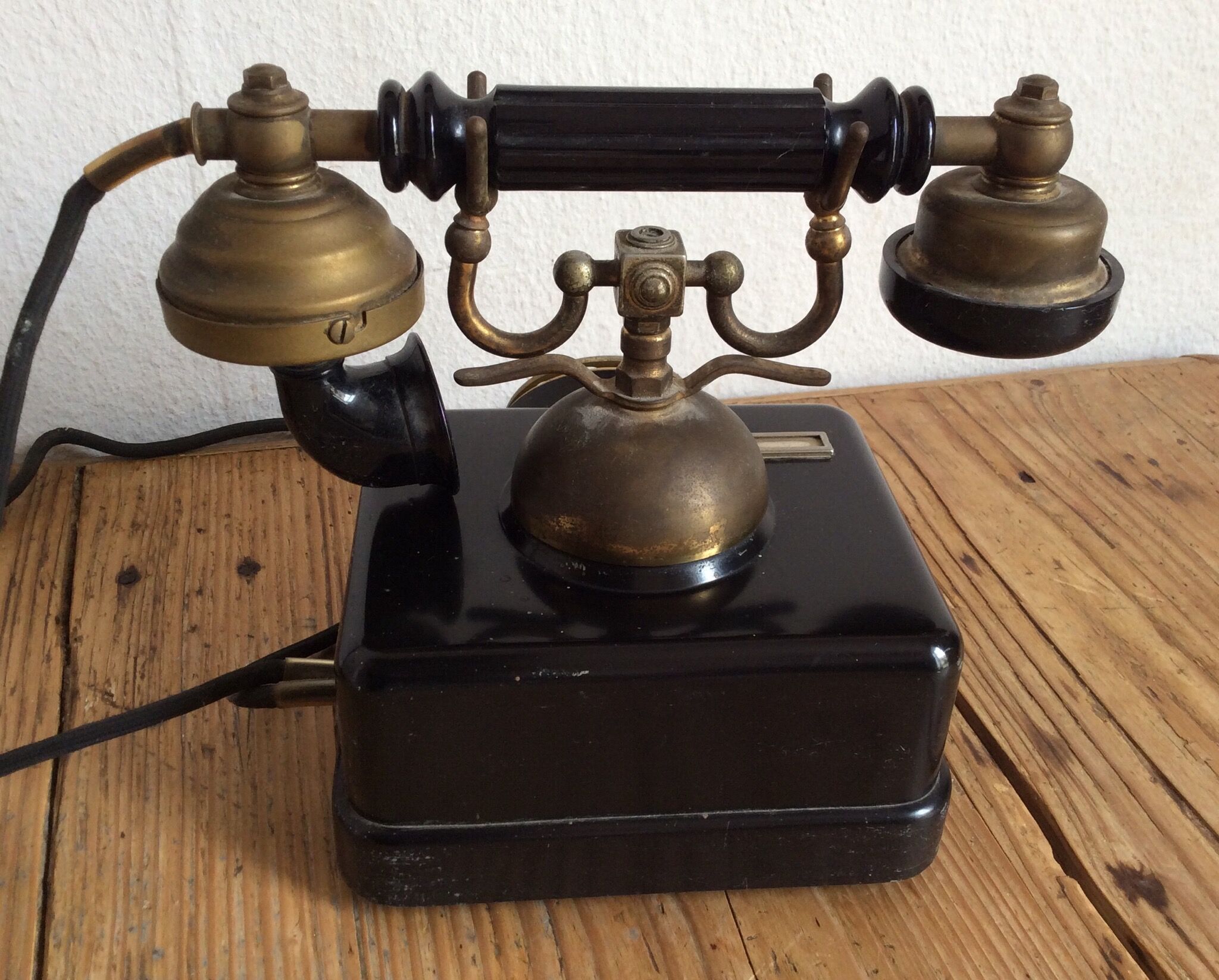 Old phone in Bakelite